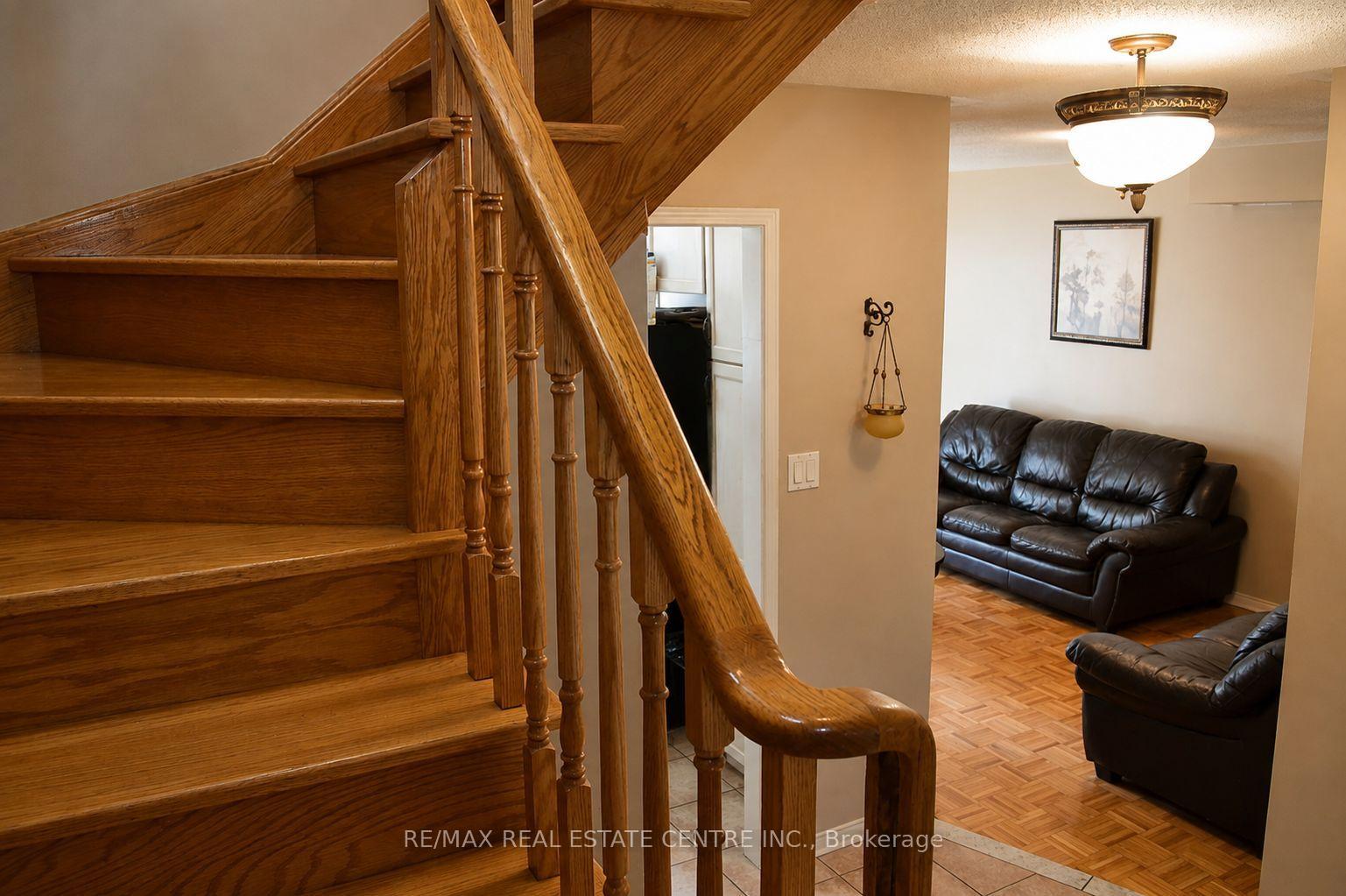 Photo 12 of 92 Blackthorn Drive, Vaughan, Maple — HOMEH