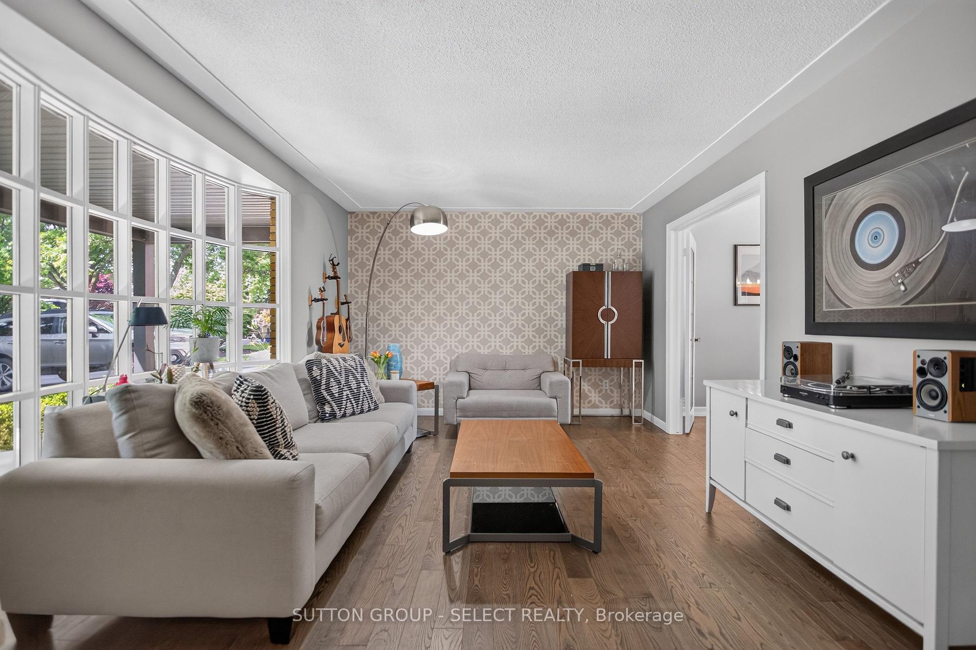 Photo 10 of 25 Havenridge Crescent, London, North P — HOMEH