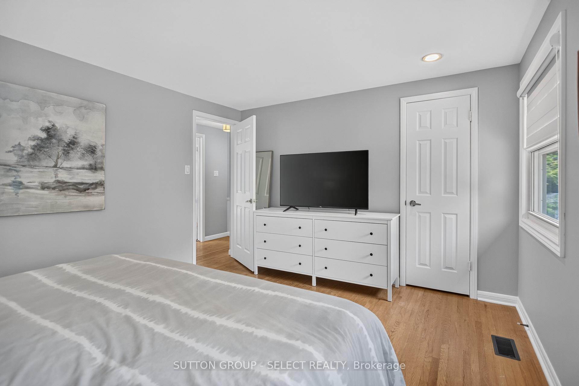 Photo 20 of 25 Havenridge Crescent, London, North P — HOMEH