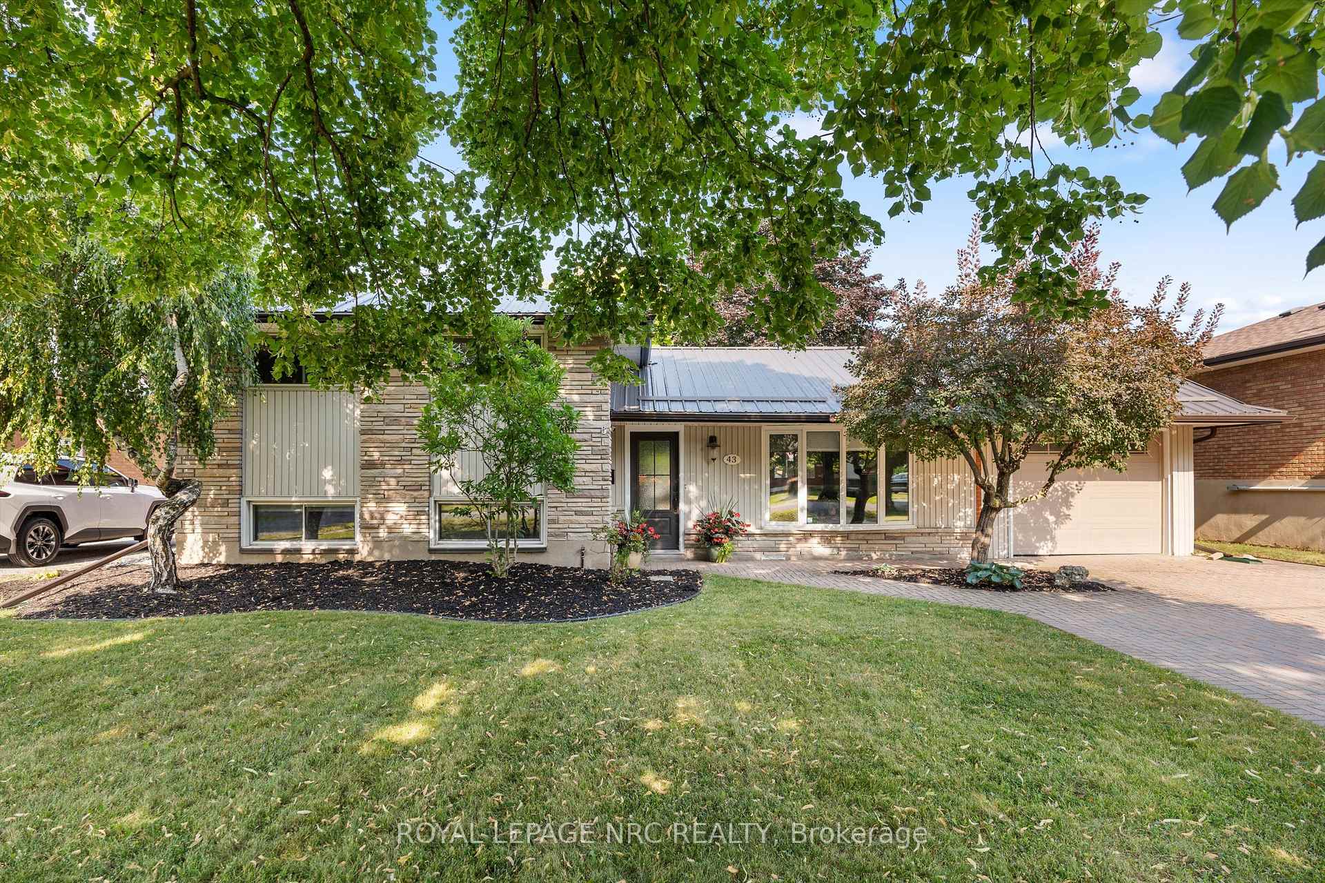 Photo 2 of 43 Howard Avenue, St. Catharines, Lakeport — HOMEH