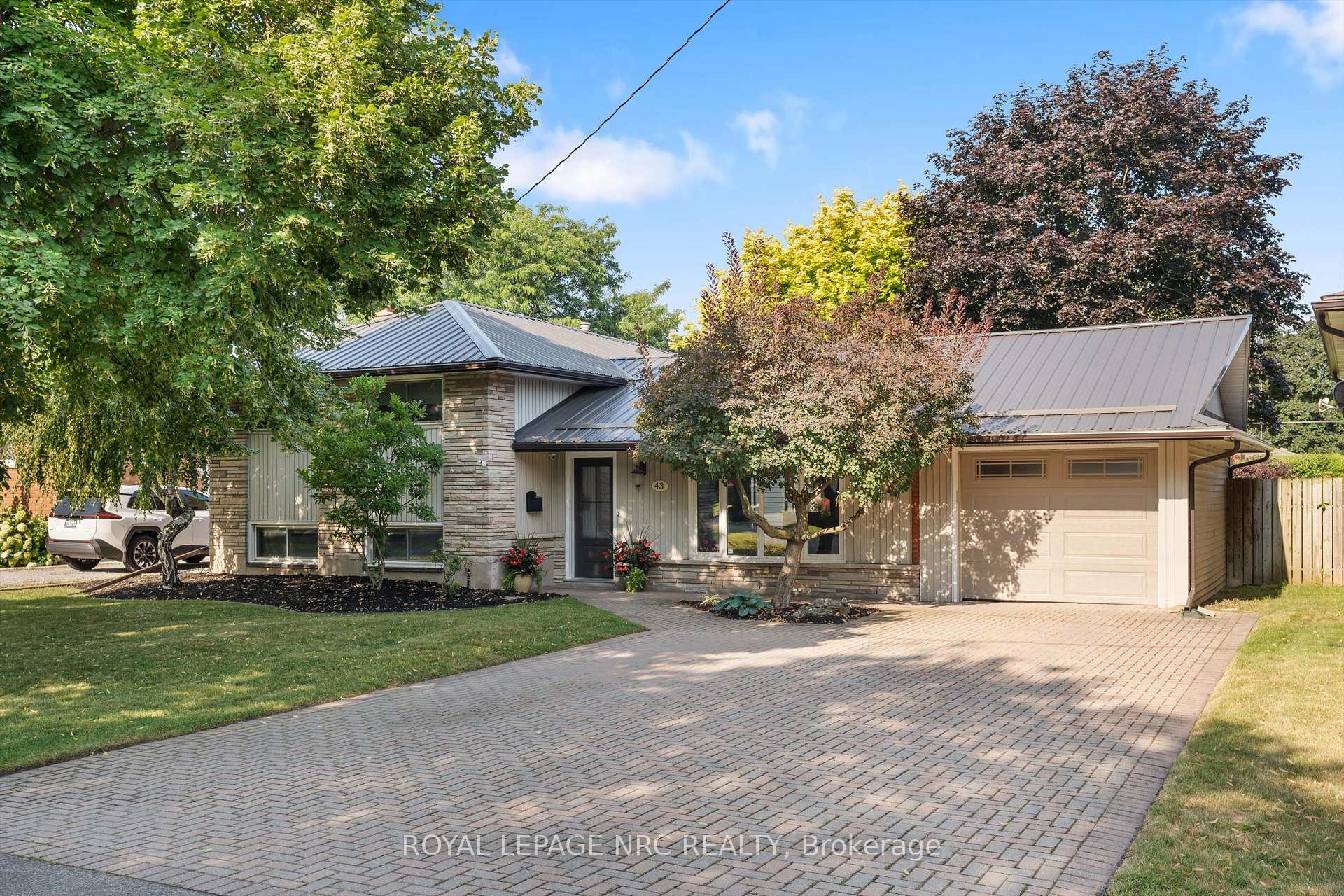 Photo 3 of 43 Howard Avenue, St. Catharines, Lakeport — HOMEH
