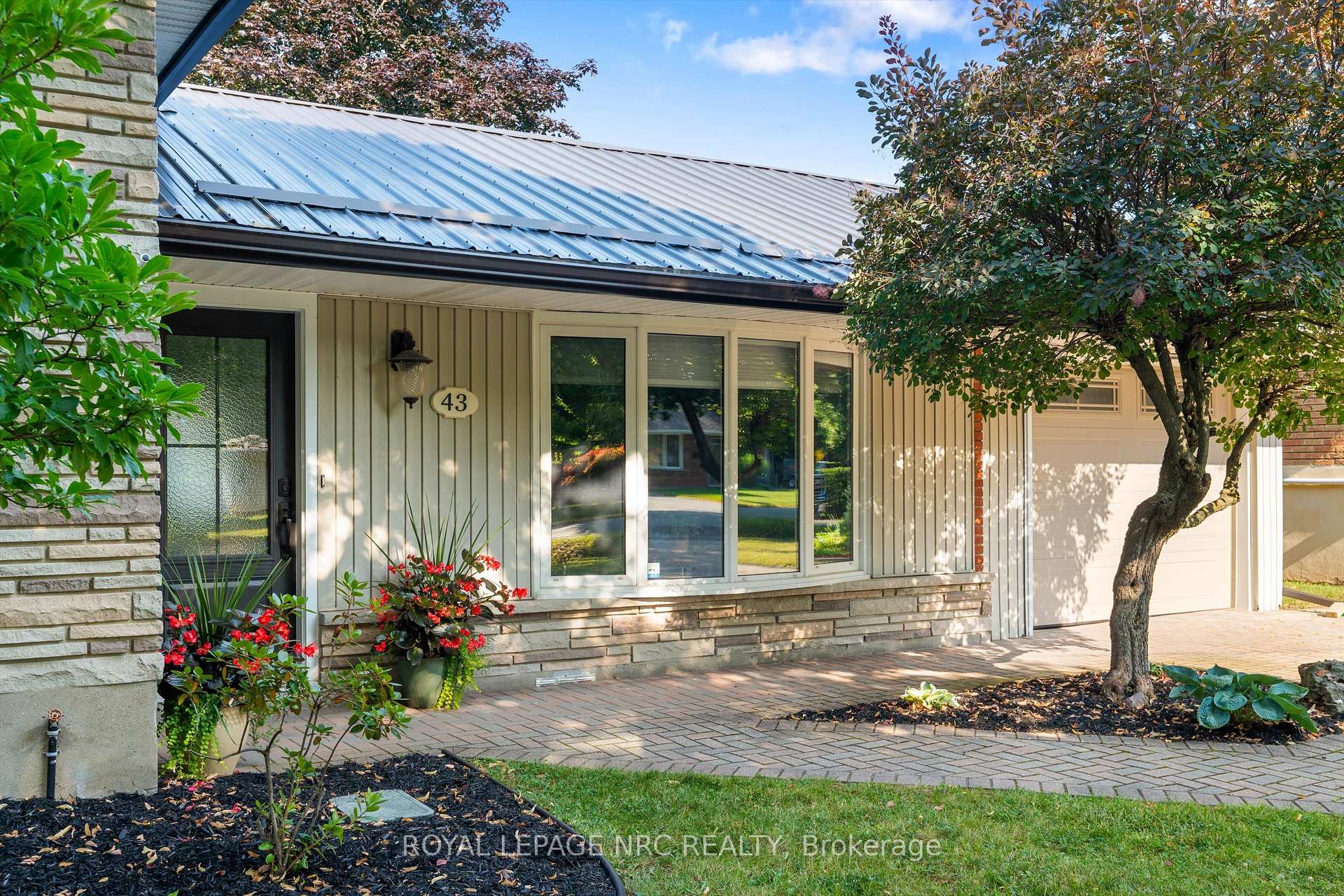 Photo 4 of 43 Howard Avenue, St. Catharines, Lakeport — HOMEH