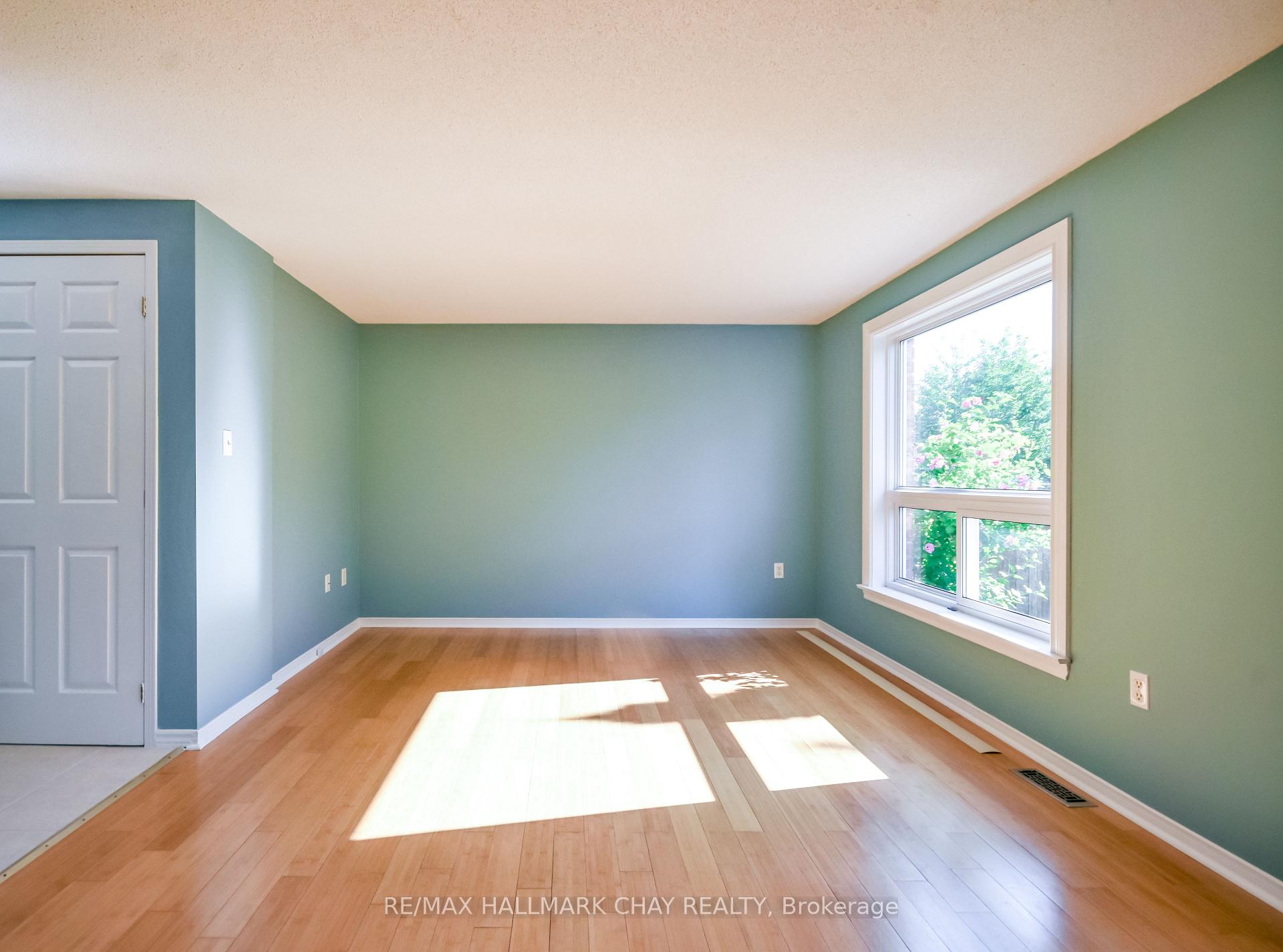 Photo 7 of 17 Srigley Street, Barrie, Holly — HOMEH