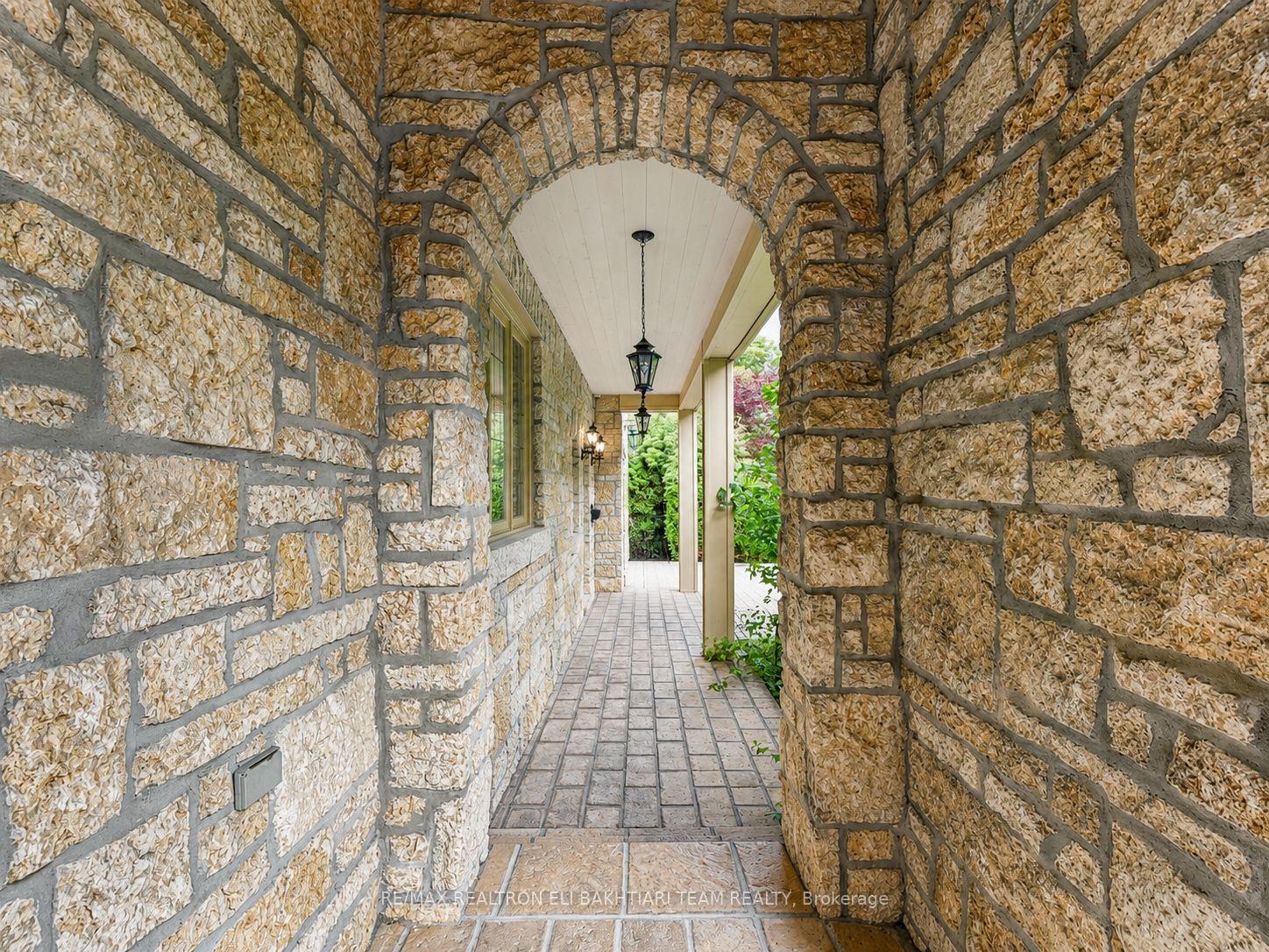 Photo 8 of 14 St Margarets Drive, North York, Bridle Path-Sunnybrook-York Mills — HOMEH