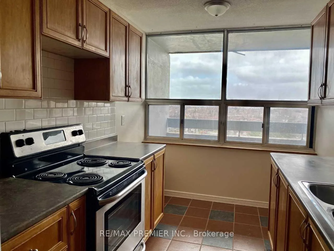Photo 10 of Unit 1011, 15 Kensington Road, Brampton, Queen Street Corridor — HOMEH