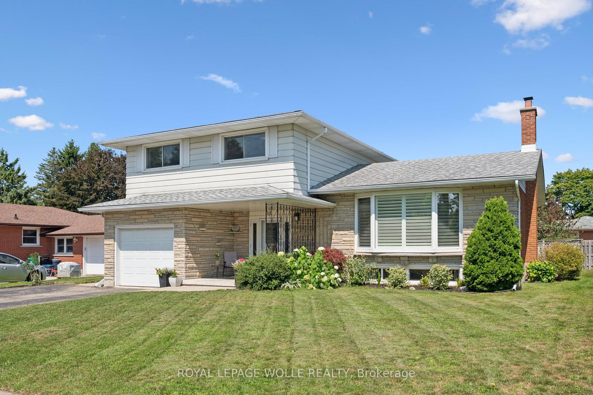 Photo 2 of 18 Strathcona Crescent, Kitchener, Heritage Park - Kitchener — HOMEH