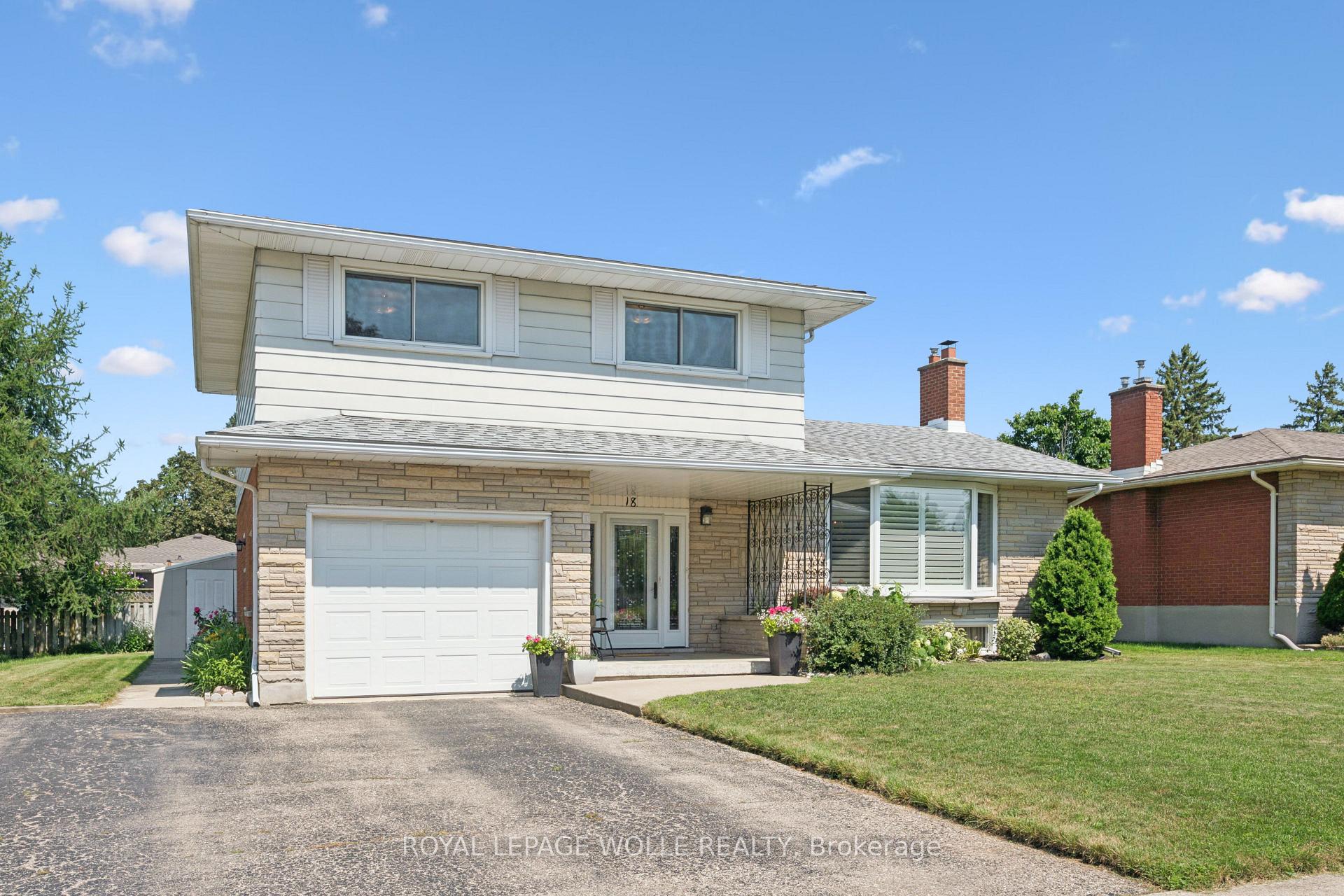 Photo 3 of 18 Strathcona Crescent, Kitchener, Heritage Park - Kitchener — HOMEH