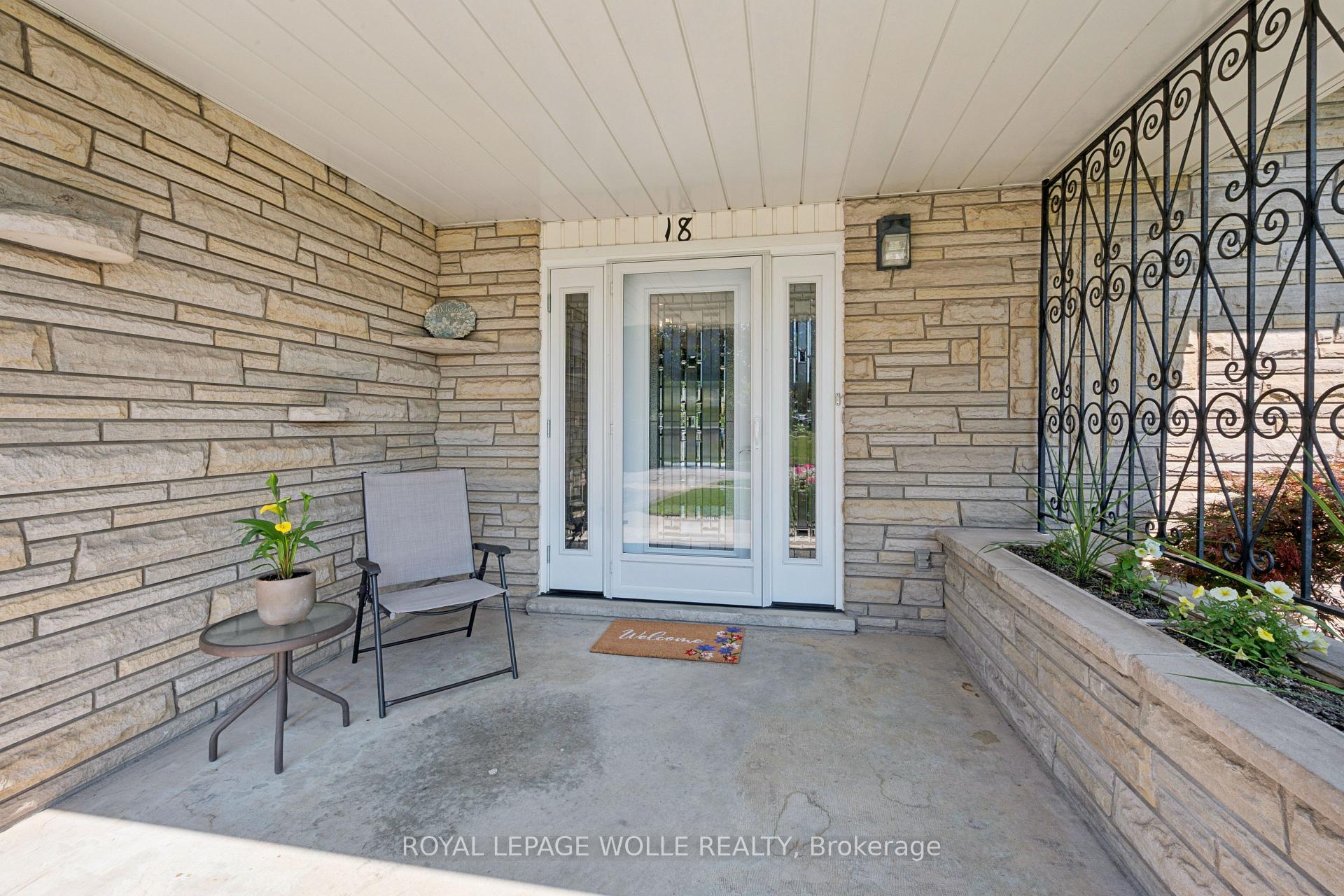 Photo 4 of 18 Strathcona Crescent, Kitchener, Heritage Park - Kitchener — HOMEH
