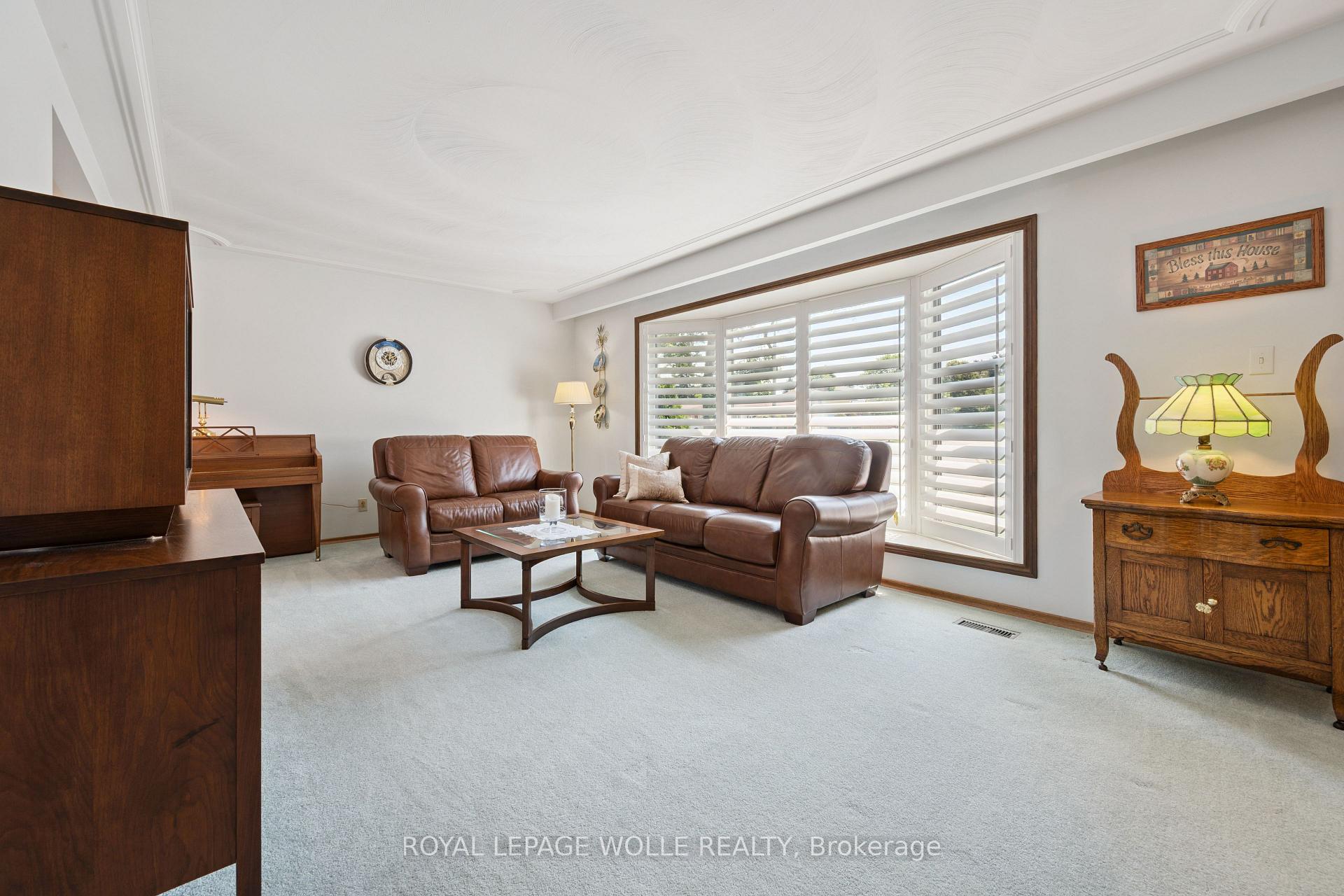 Photo 6 of 18 Strathcona Crescent, Kitchener, Heritage Park - Kitchener — HOMEH
