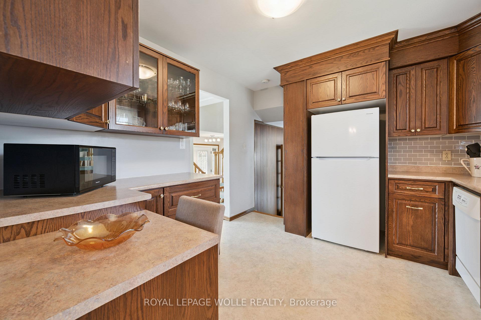 Photo 11 of 18 Strathcona Crescent, Kitchener, Heritage Park - Kitchener — HOMEH