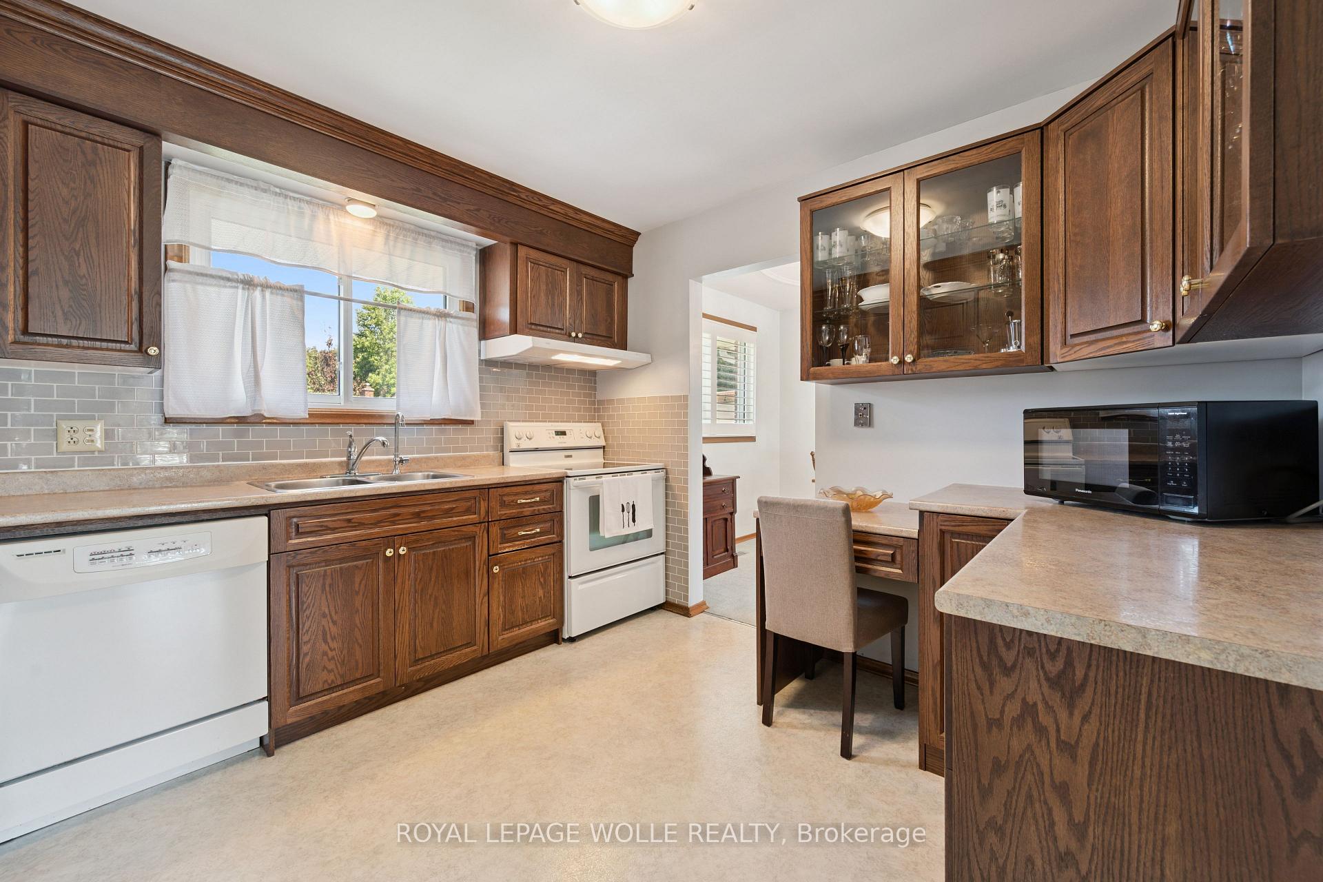 Photo 12 of 18 Strathcona Crescent, Kitchener, Heritage Park - Kitchener — HOMEH