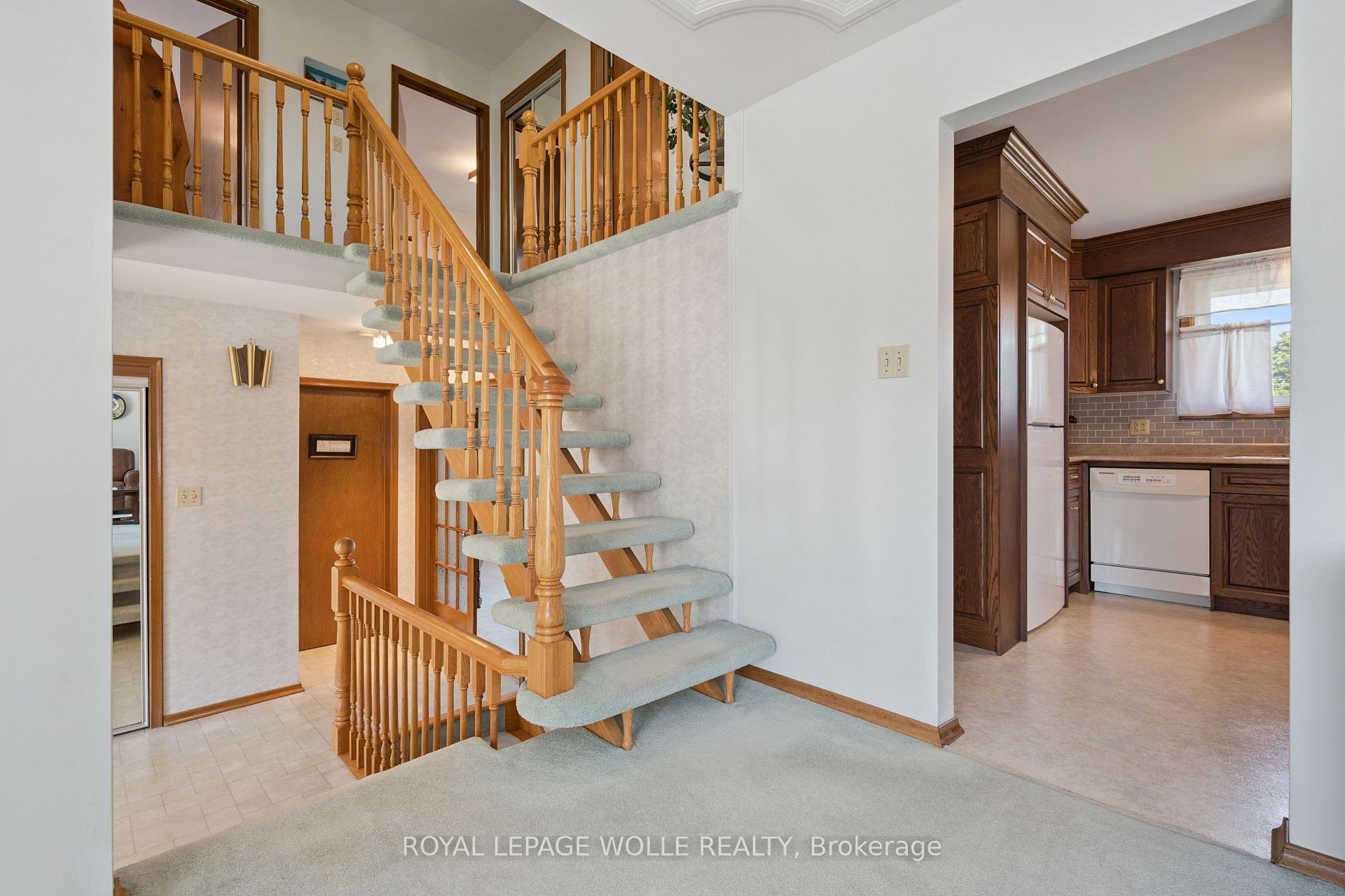 Photo 16 of 18 Strathcona Crescent, Kitchener, Heritage Park - Kitchener — HOMEH