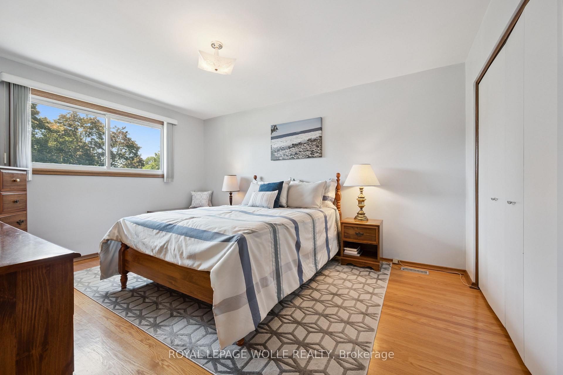 Photo 19 of 18 Strathcona Crescent, Kitchener, Heritage Park - Kitchener — HOMEH
