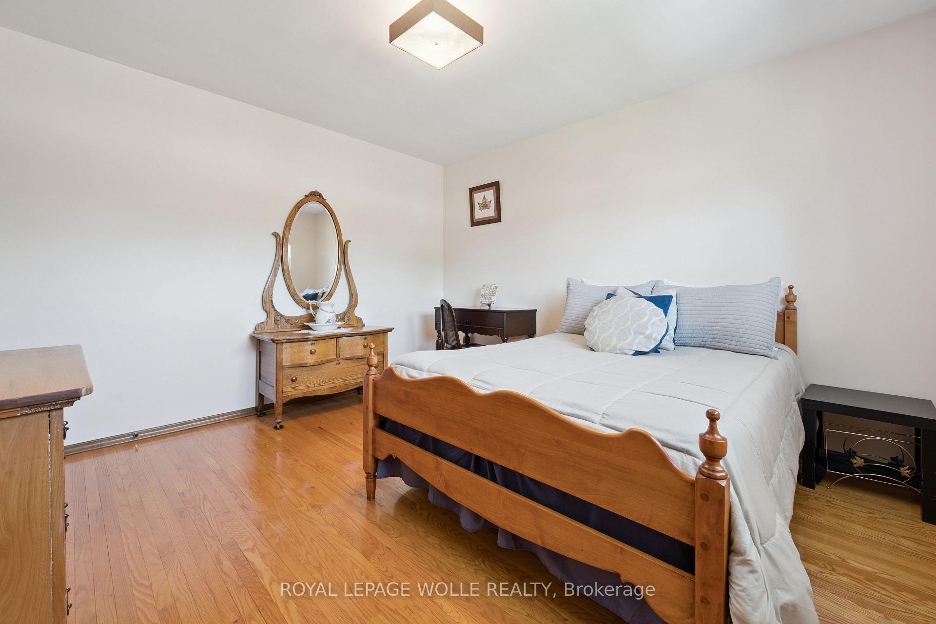 Photo 23 of 18 Strathcona Crescent, Kitchener, Heritage Park - Kitchener — HOMEH