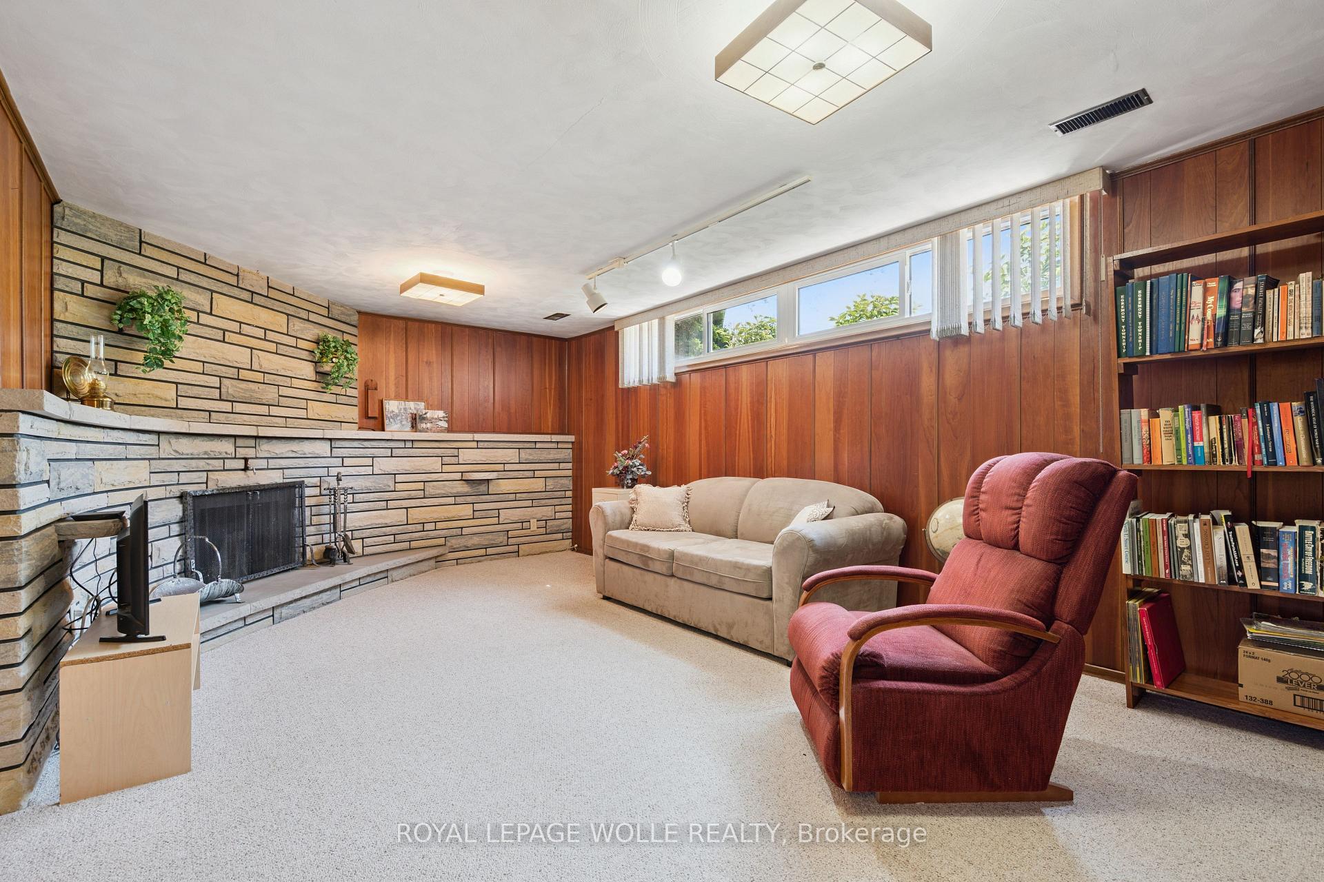 Photo 25 of 18 Strathcona Crescent, Kitchener, Heritage Park - Kitchener — HOMEH