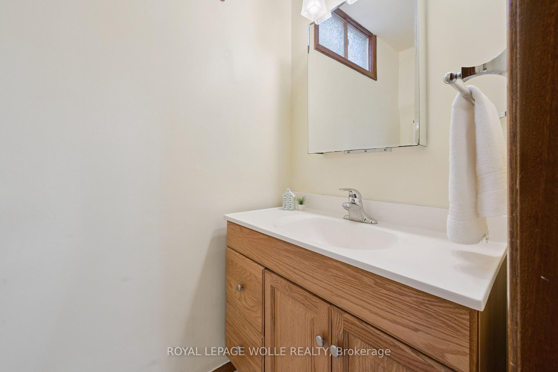 Photo 28 of 18 Strathcona Crescent, Kitchener, Heritage Park - Kitchener — HOMEH