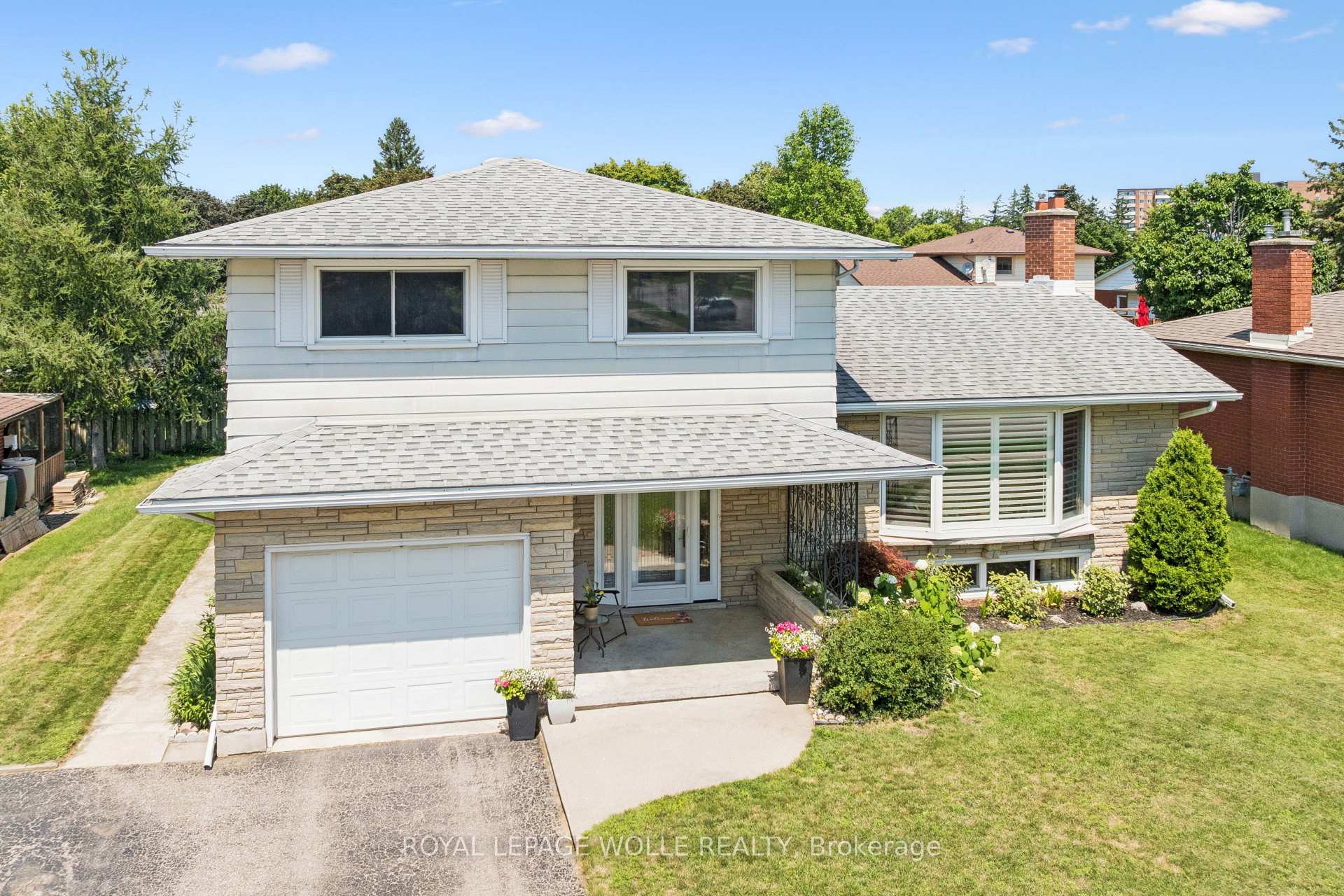 Photo 37 of 18 Strathcona Crescent, Kitchener, Heritage Park - Kitchener — HOMEH