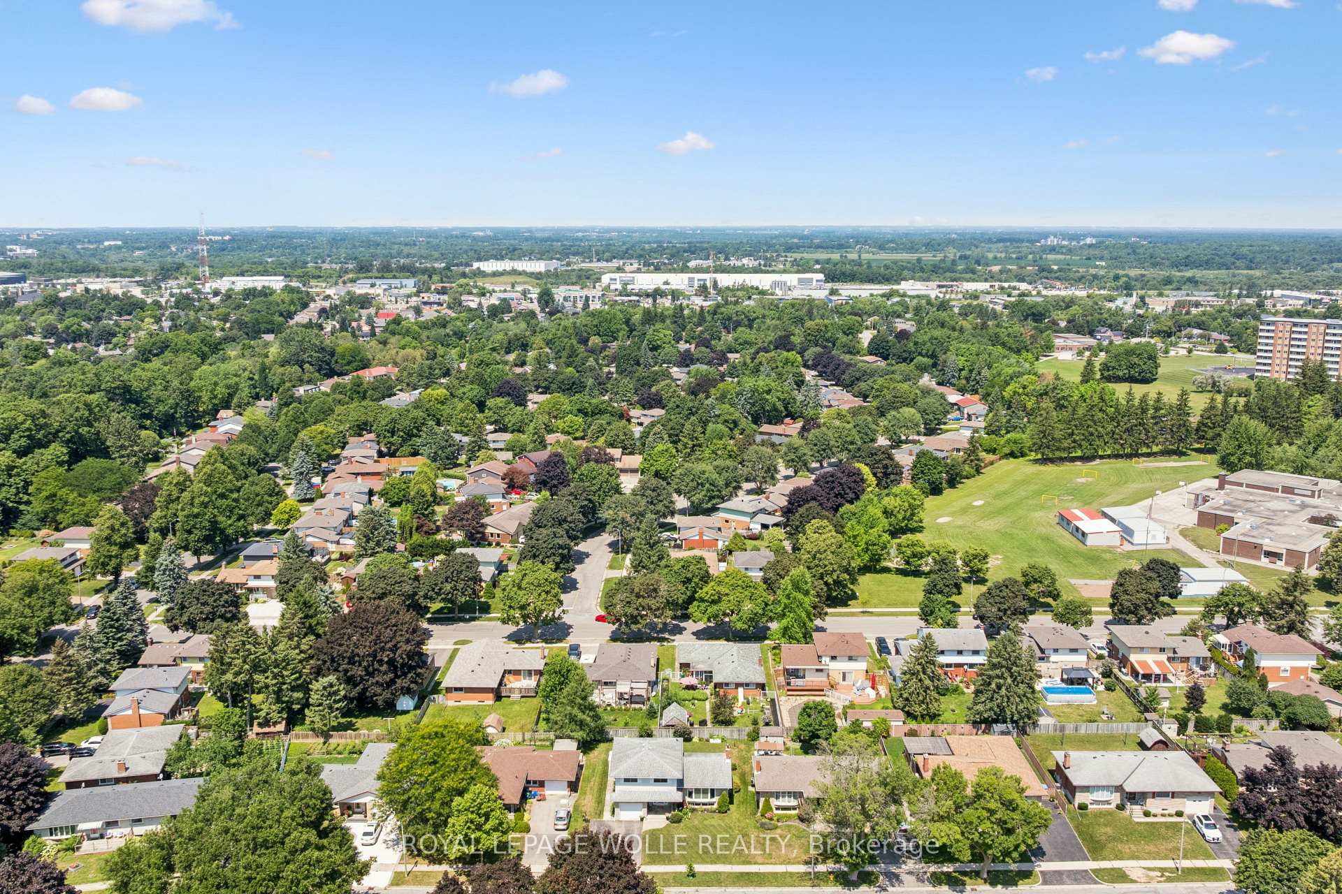 Photo 38 of 18 Strathcona Crescent, Kitchener, Heritage Park - Kitchener — HOMEH