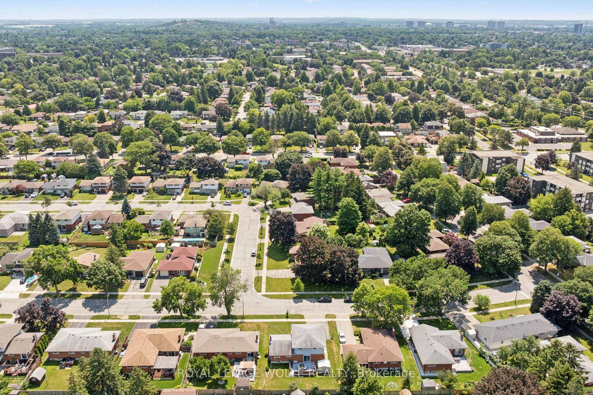 Photo 41 of 18 Strathcona Crescent, Kitchener, Heritage Park - Kitchener — HOMEH