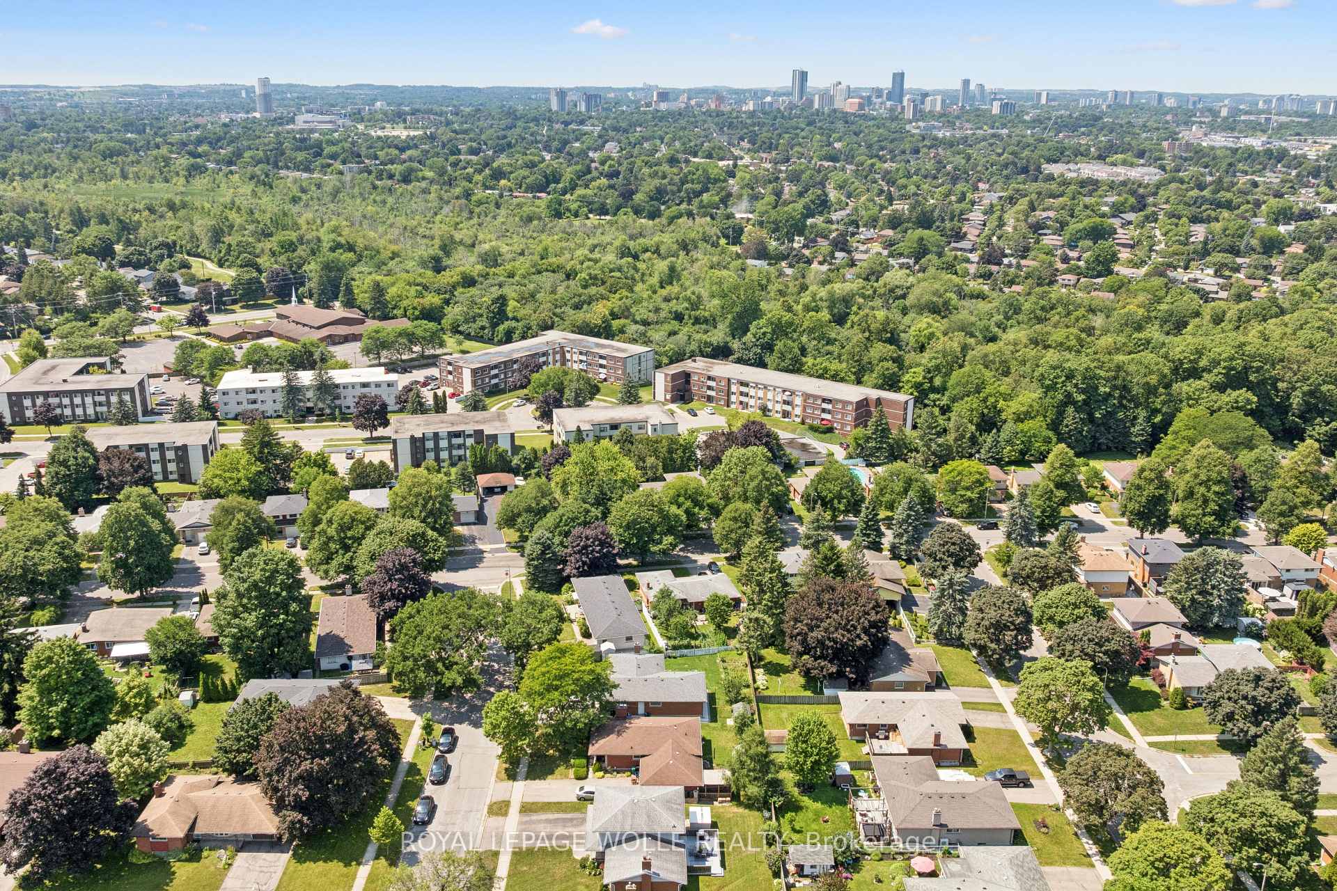 Photo 42 of 18 Strathcona Crescent, Kitchener, Heritage Park - Kitchener — HOMEH