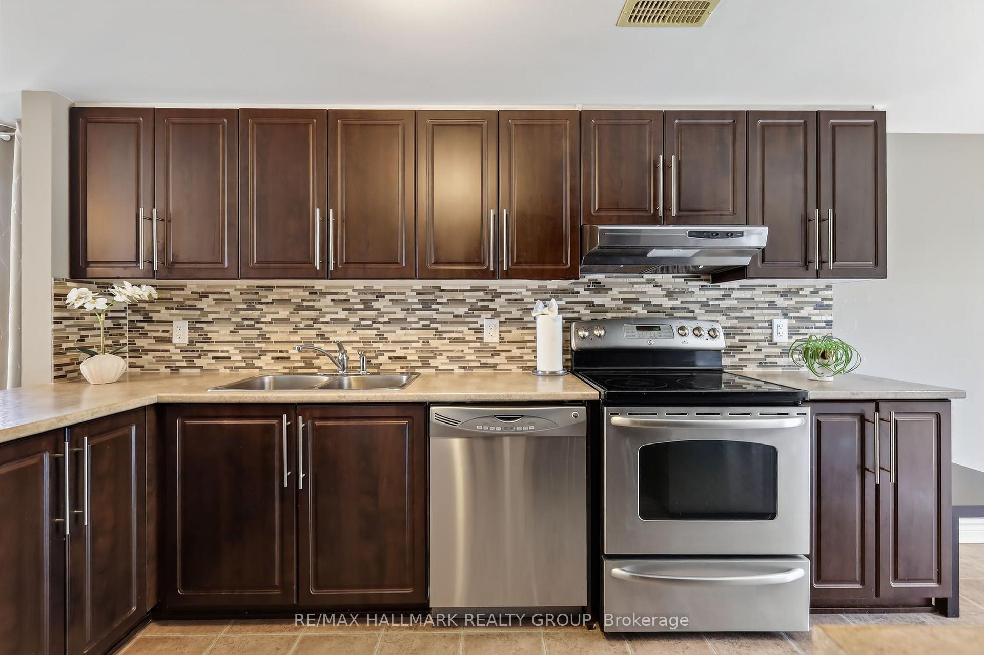 Photo 10 of 62 Argent Private, Ottawa, Kanata - Morgan's Grant/South March — HOMEH