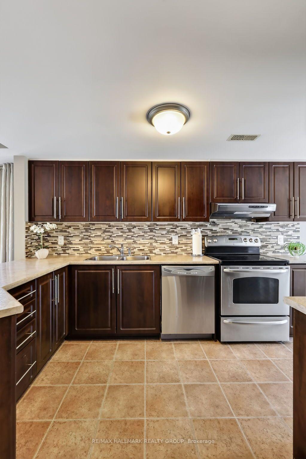 Photo 17 of 62 Argent Private, Ottawa, Kanata - Morgan's Grant/South March — HOMEH