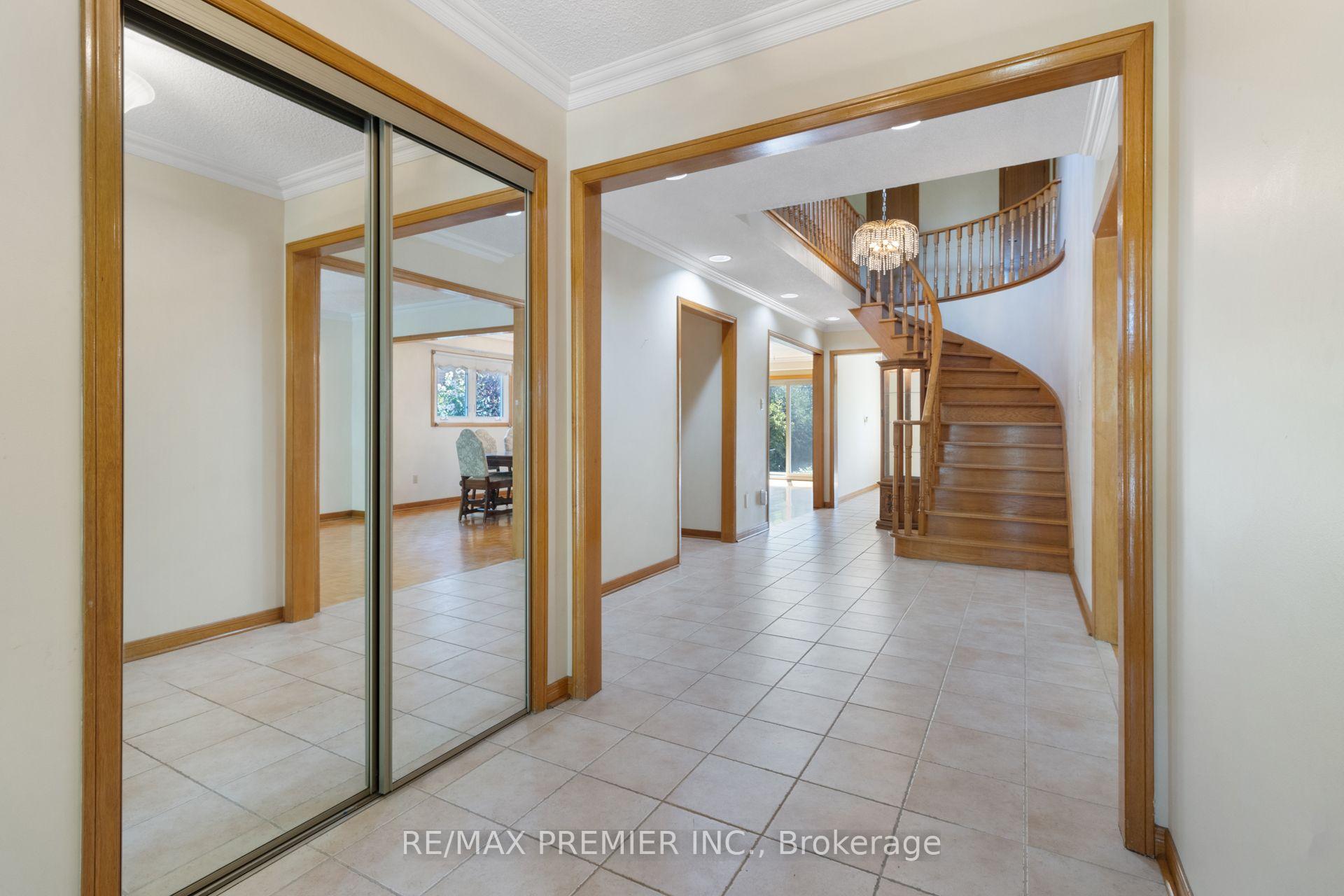 Photo 3 of 28 Marevan Place, Vaughan, East Woodbridge — HOMEH