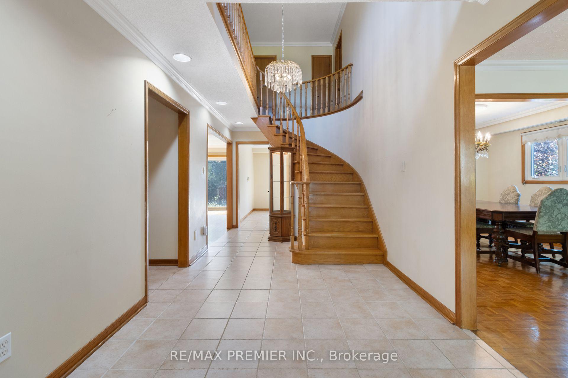Photo 4 of 28 Marevan Place, Vaughan, East Woodbridge — HOMEH