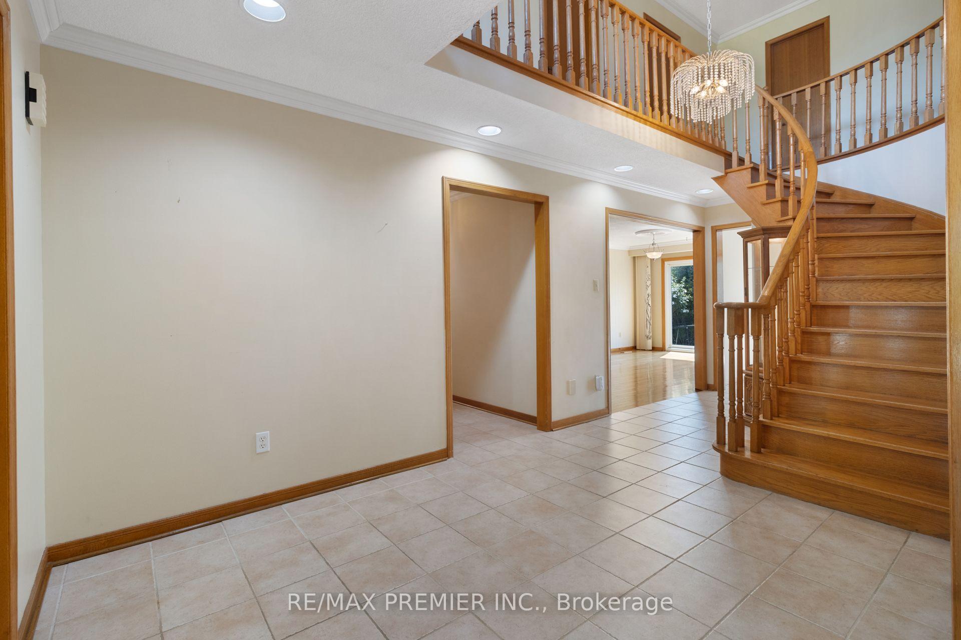 Photo 5 of 28 Marevan Place, Vaughan, East Woodbridge — HOMEH