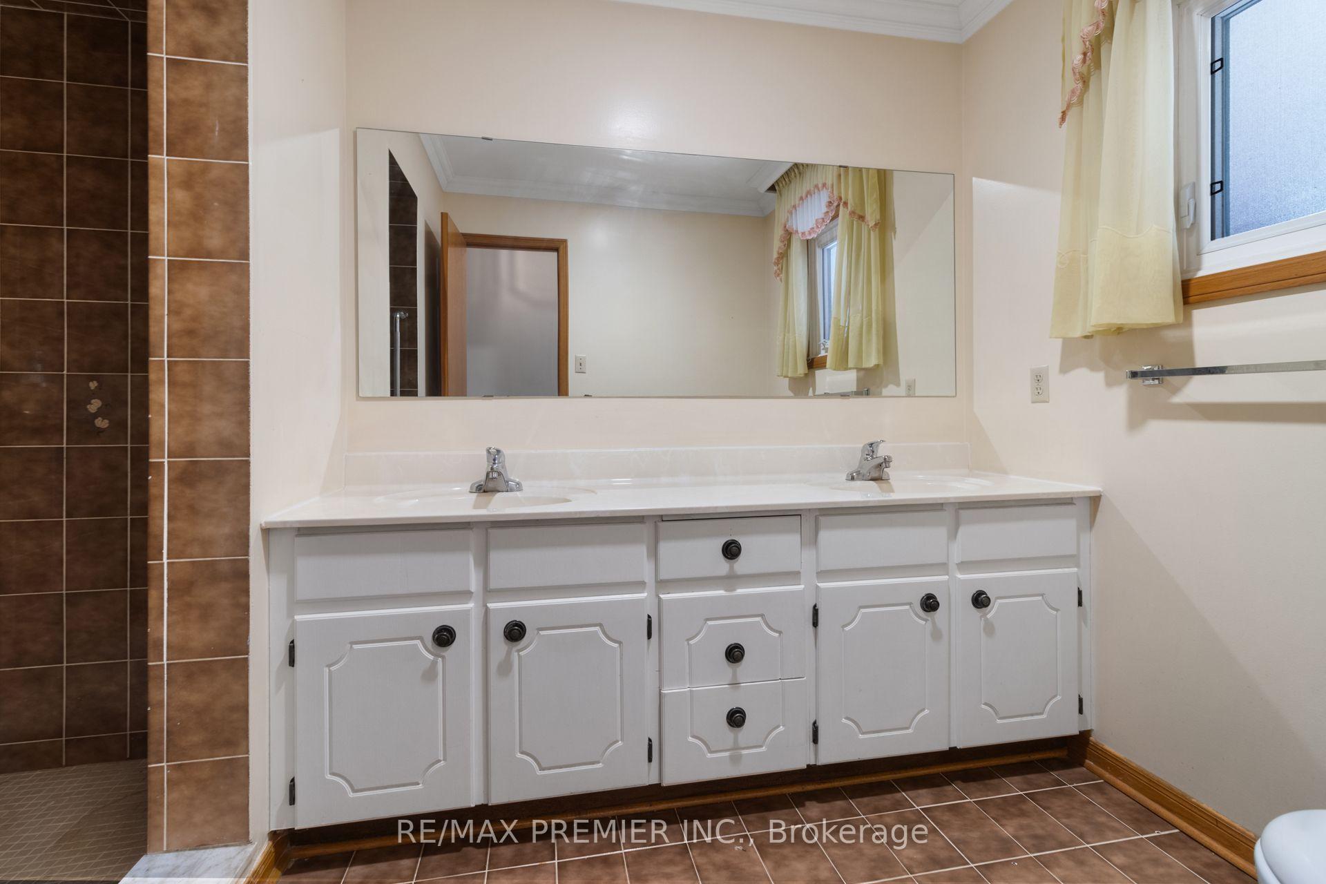 Photo 7 of 28 Marevan Place, Vaughan, East Woodbridge — HOMEH