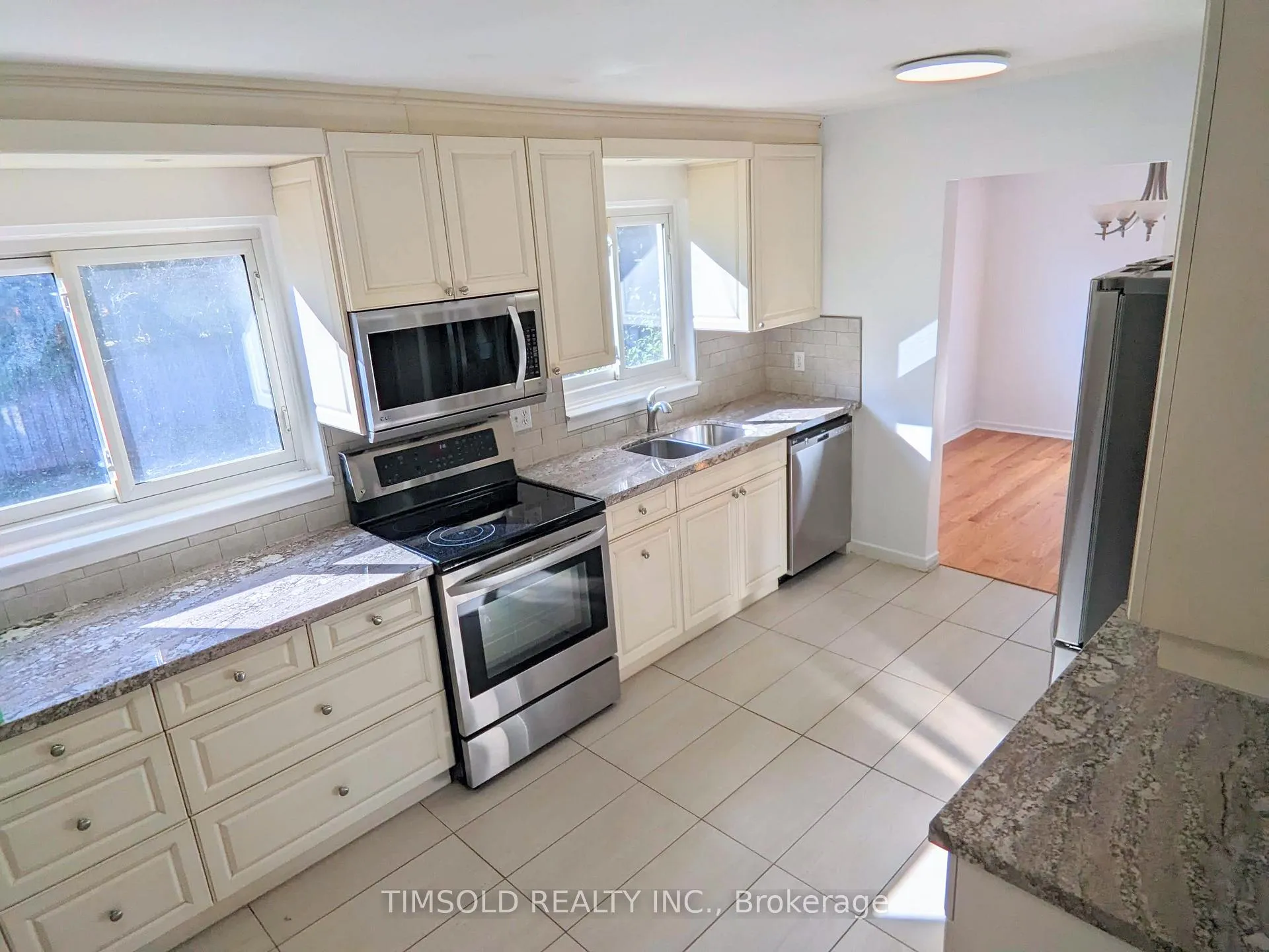 Photo 4 of 25 Pringle Avenue, Markham, Markham Village — HOMEH