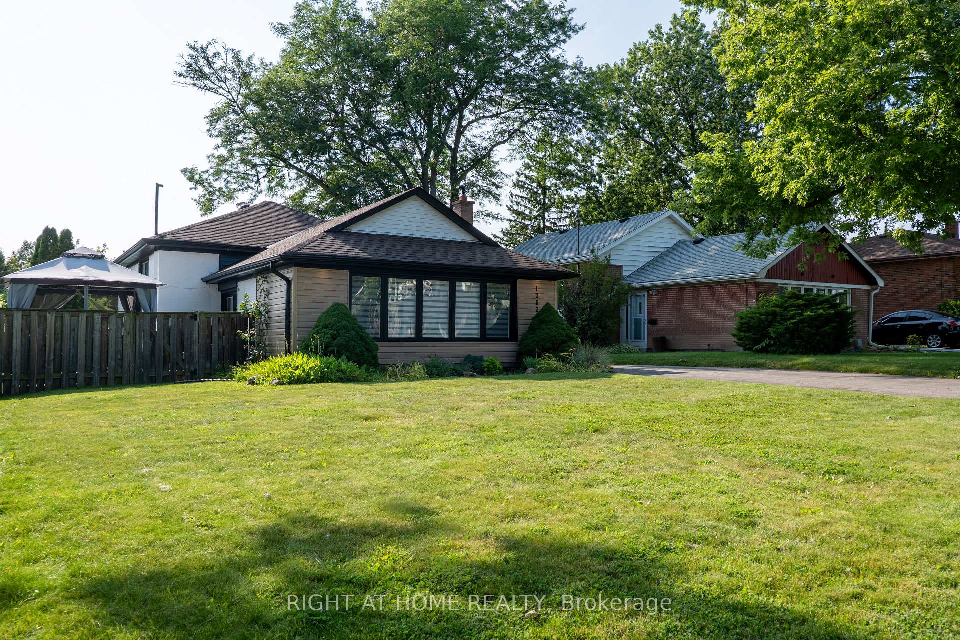 Photo 1 of 1262 De Quincy Crescent, Burlington, Mountainside — HOMEH