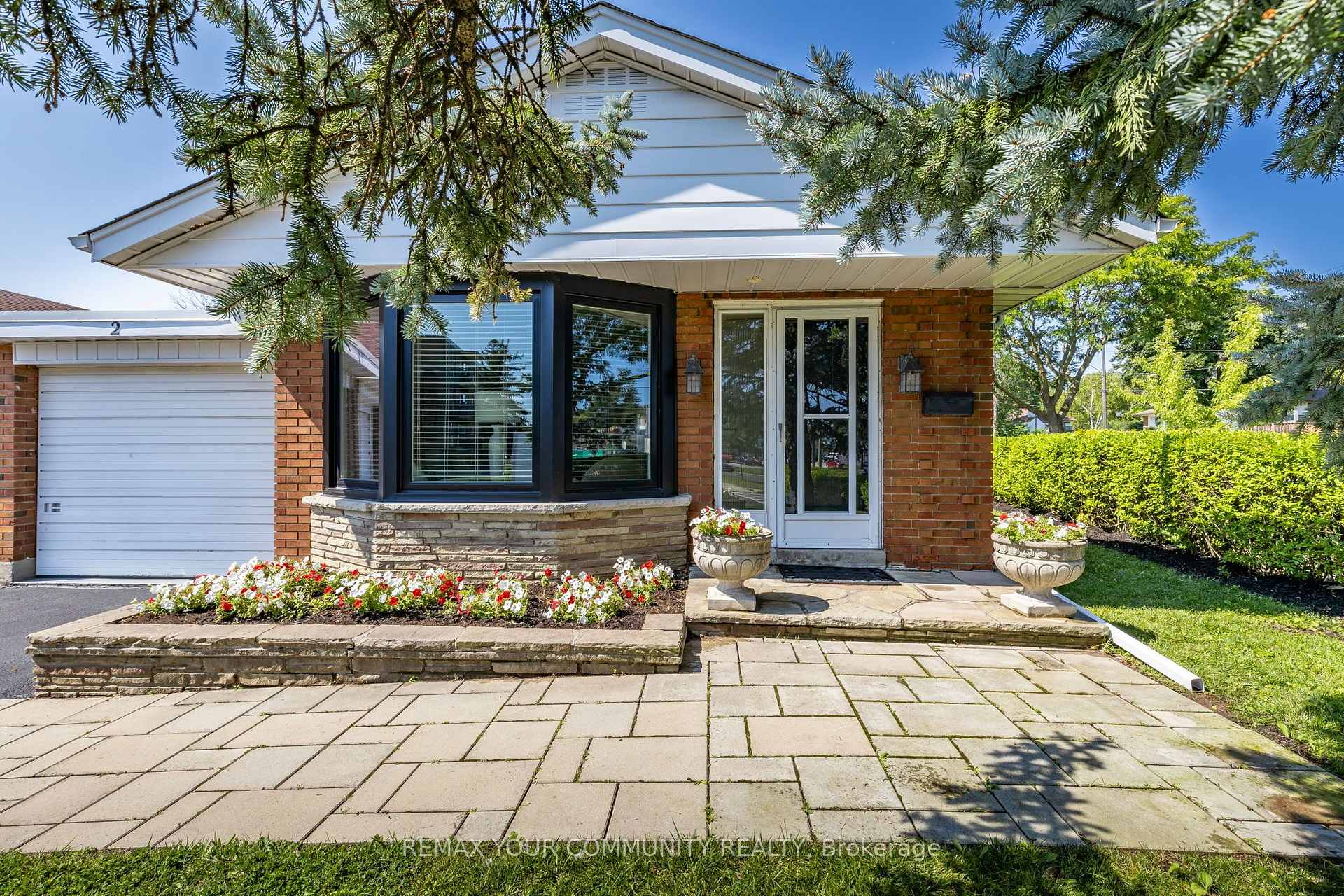 Photo 2 of 2 Doonaree Drive, North York, Parkwoods-Donalda — HOMEH