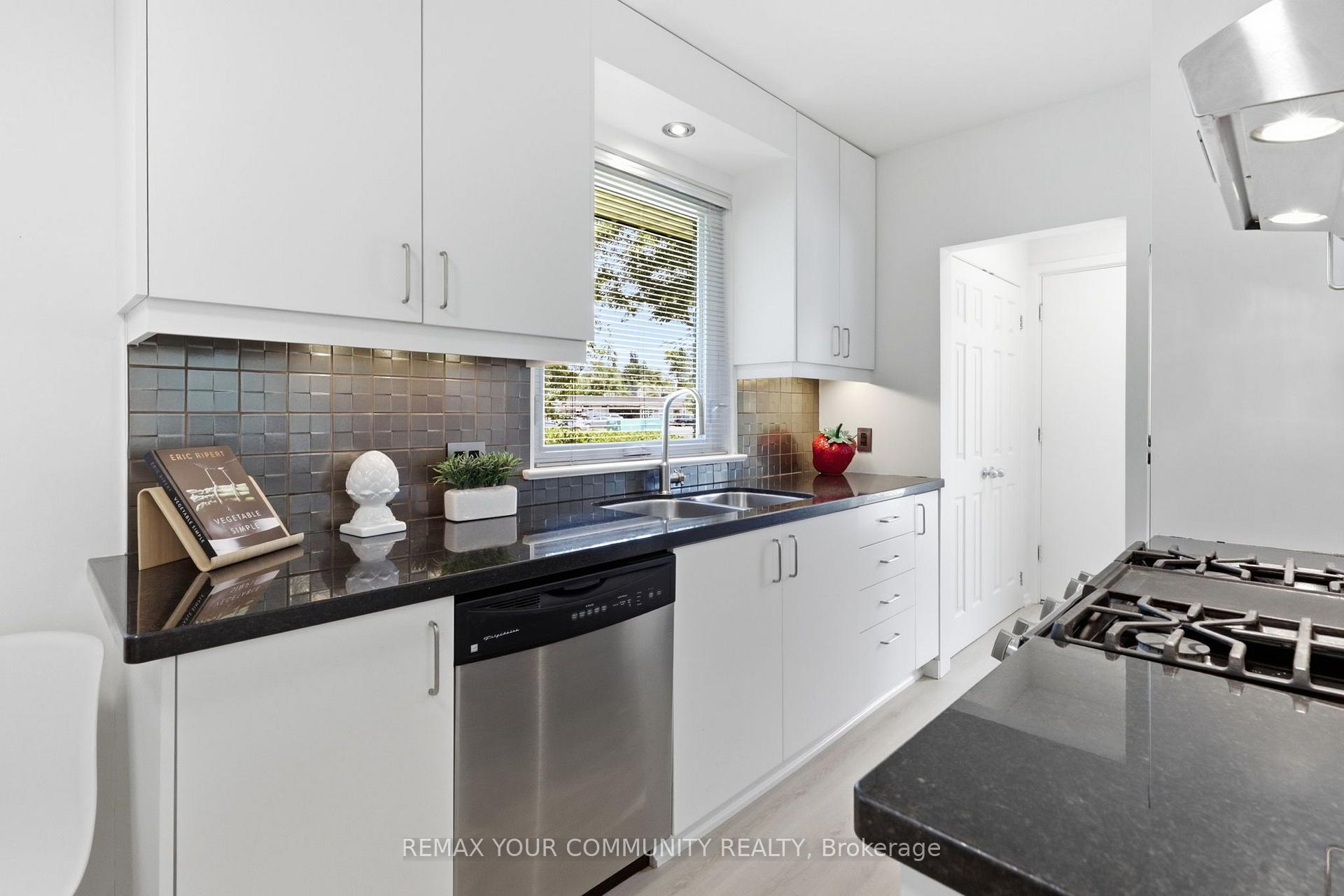 Photo 6 of 2 Doonaree Drive, North York, Parkwoods-Donalda — HOMEH