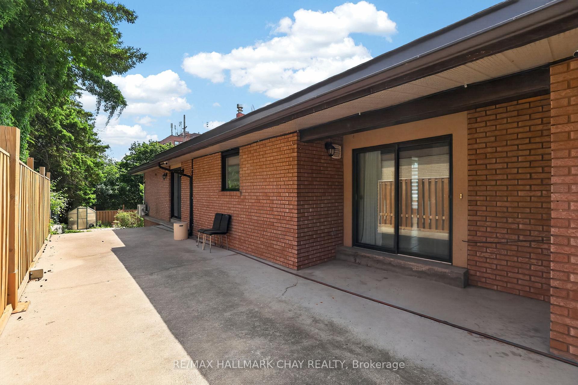 Photo 33 of Unit Upper, 80 Beaumonde Heights Drive, Etobicoke, Thistletown-Beaumonde Heights — HOMEH