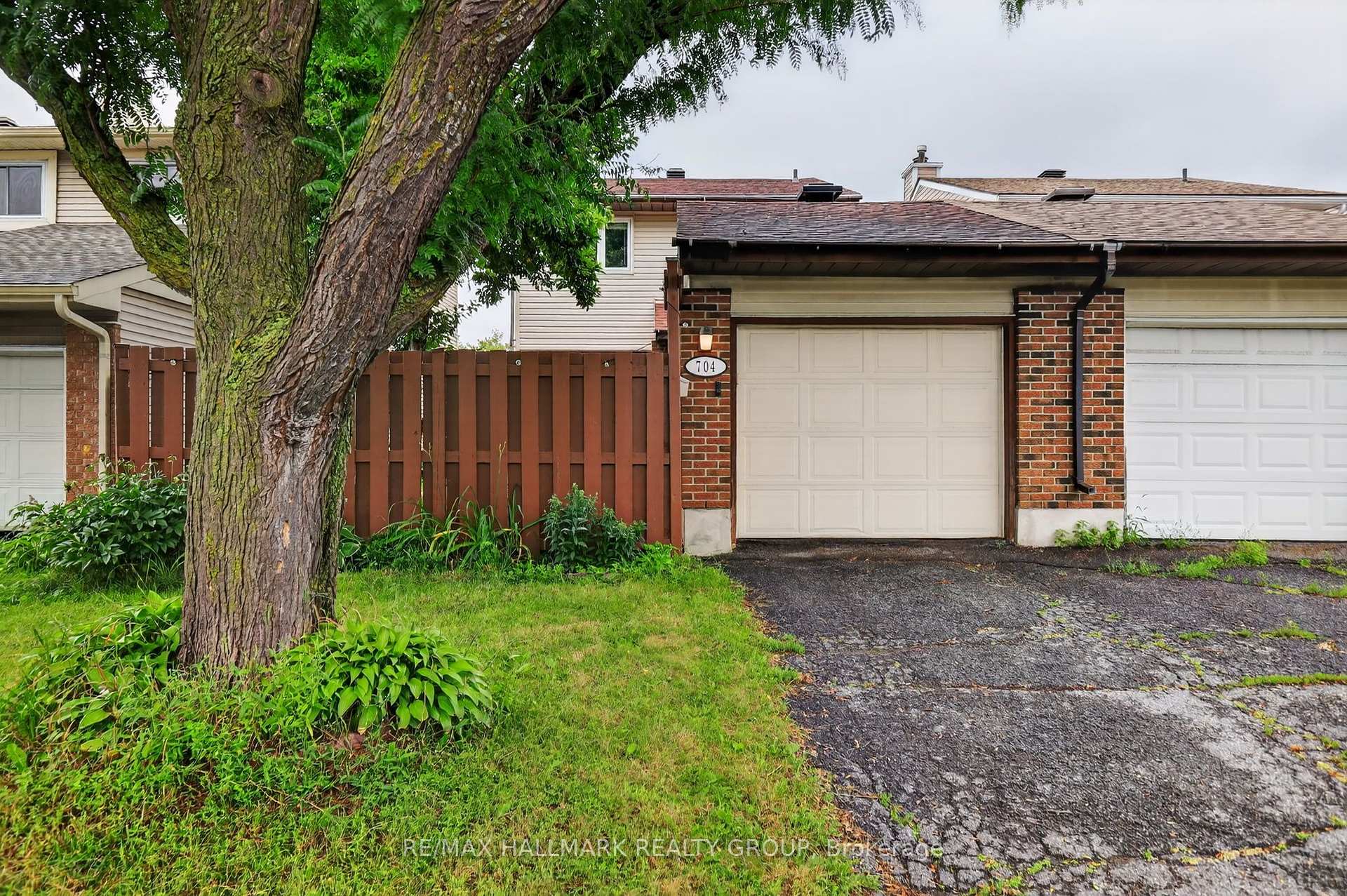 Photo 2 of 704 Malibu Terrace, Ottawa, Courtland Park — HOMEH