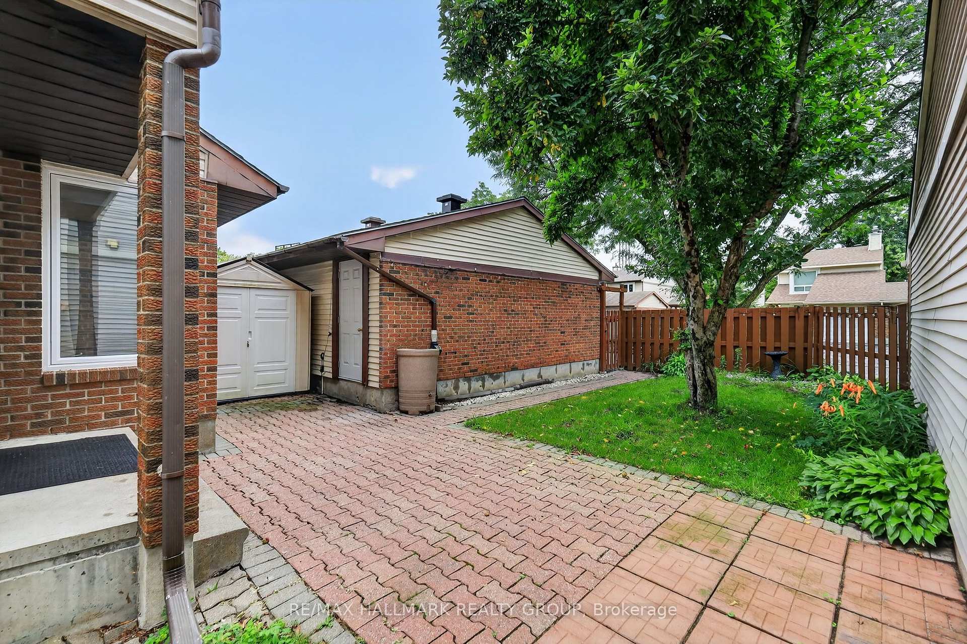 Photo 3 of 704 Malibu Terrace, Ottawa, Courtland Park — HOMEH