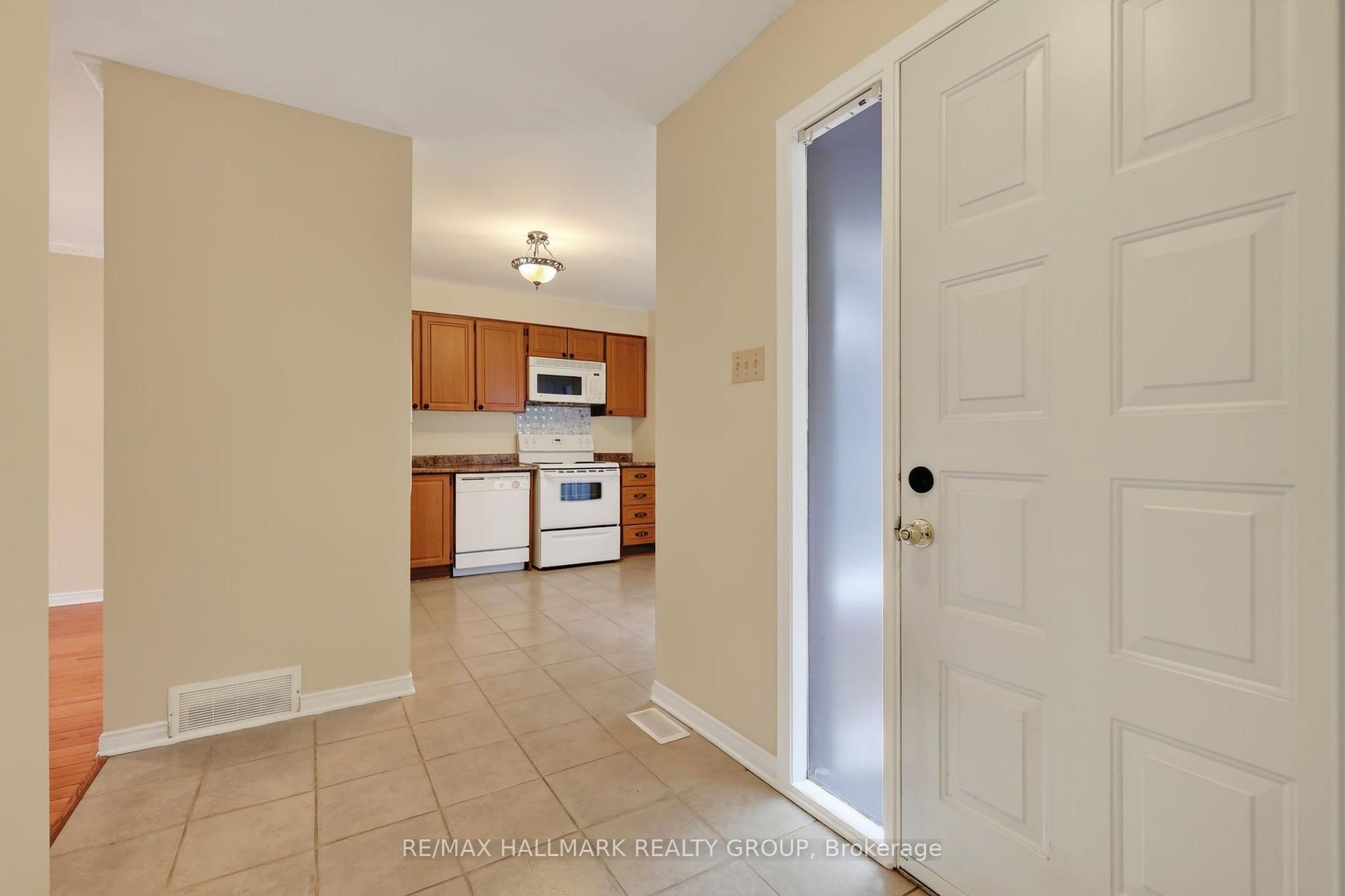 Photo 5 of 704 Malibu Terrace, Ottawa, Courtland Park — HOMEH