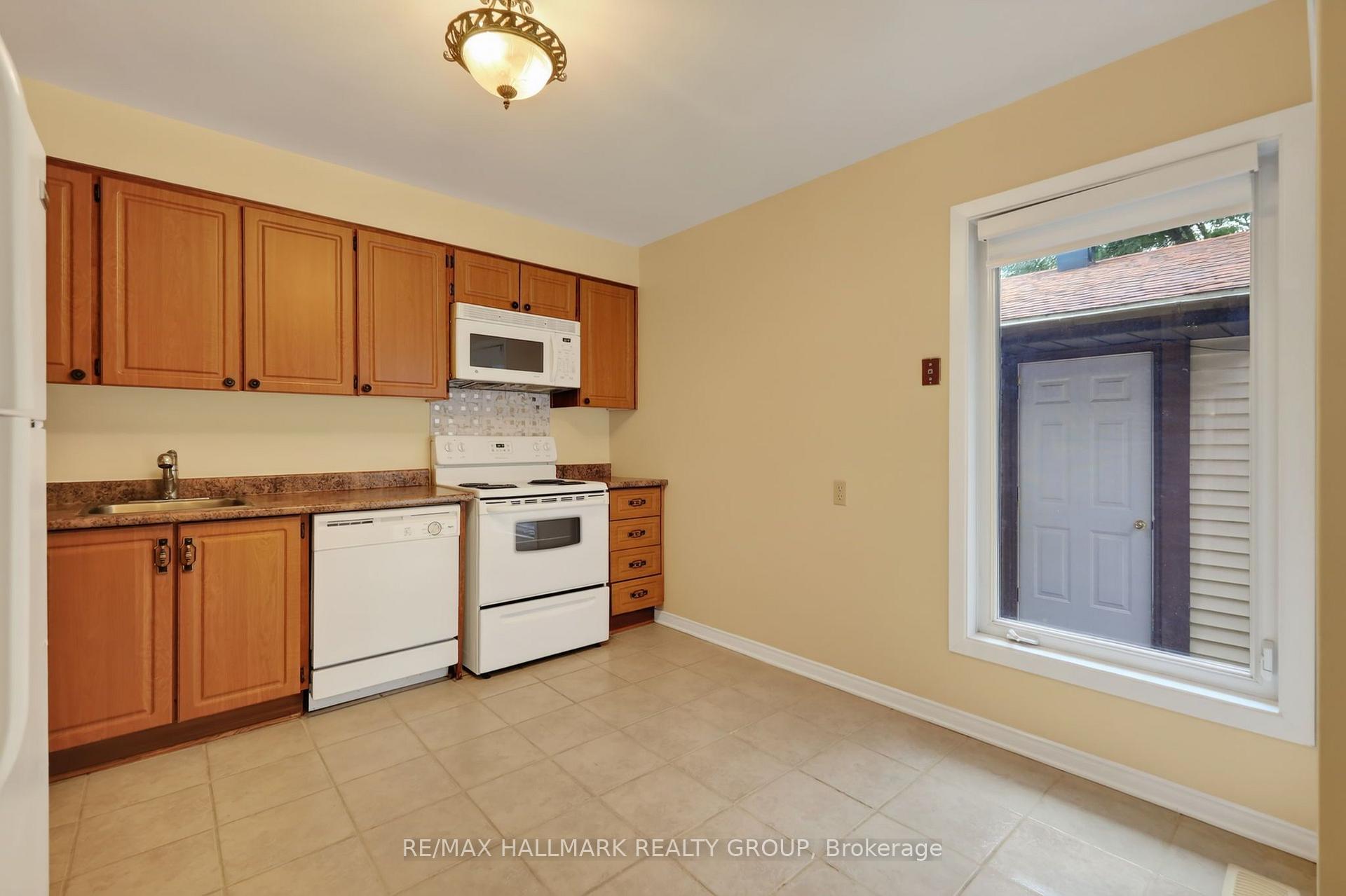 Photo 6 of 704 Malibu Terrace, Ottawa, Courtland Park — HOMEH