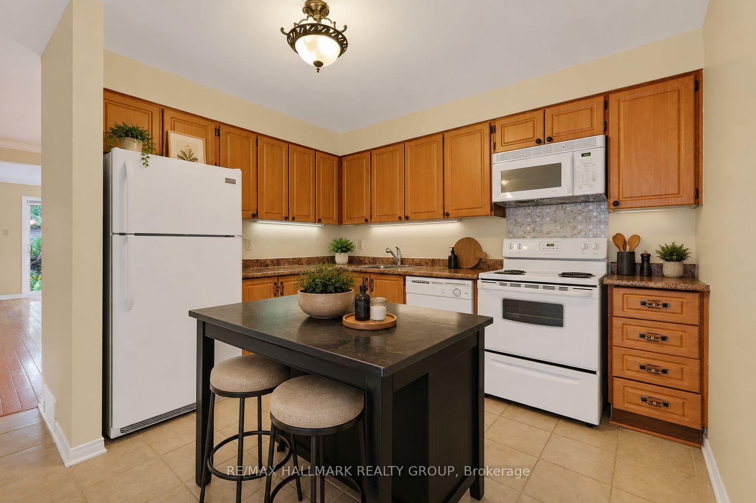 Photo 7 of 704 Malibu Terrace, Ottawa, Courtland Park — HOMEH