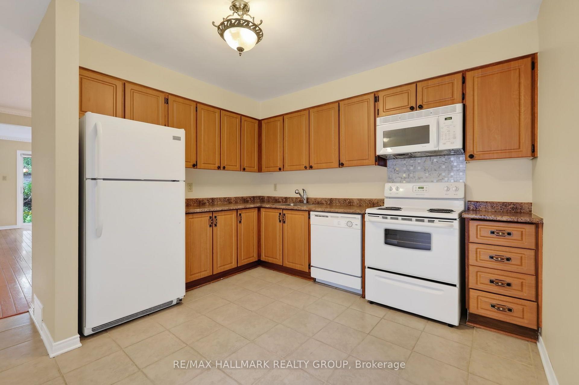 Photo 8 of 704 Malibu Terrace, Ottawa, Courtland Park — HOMEH