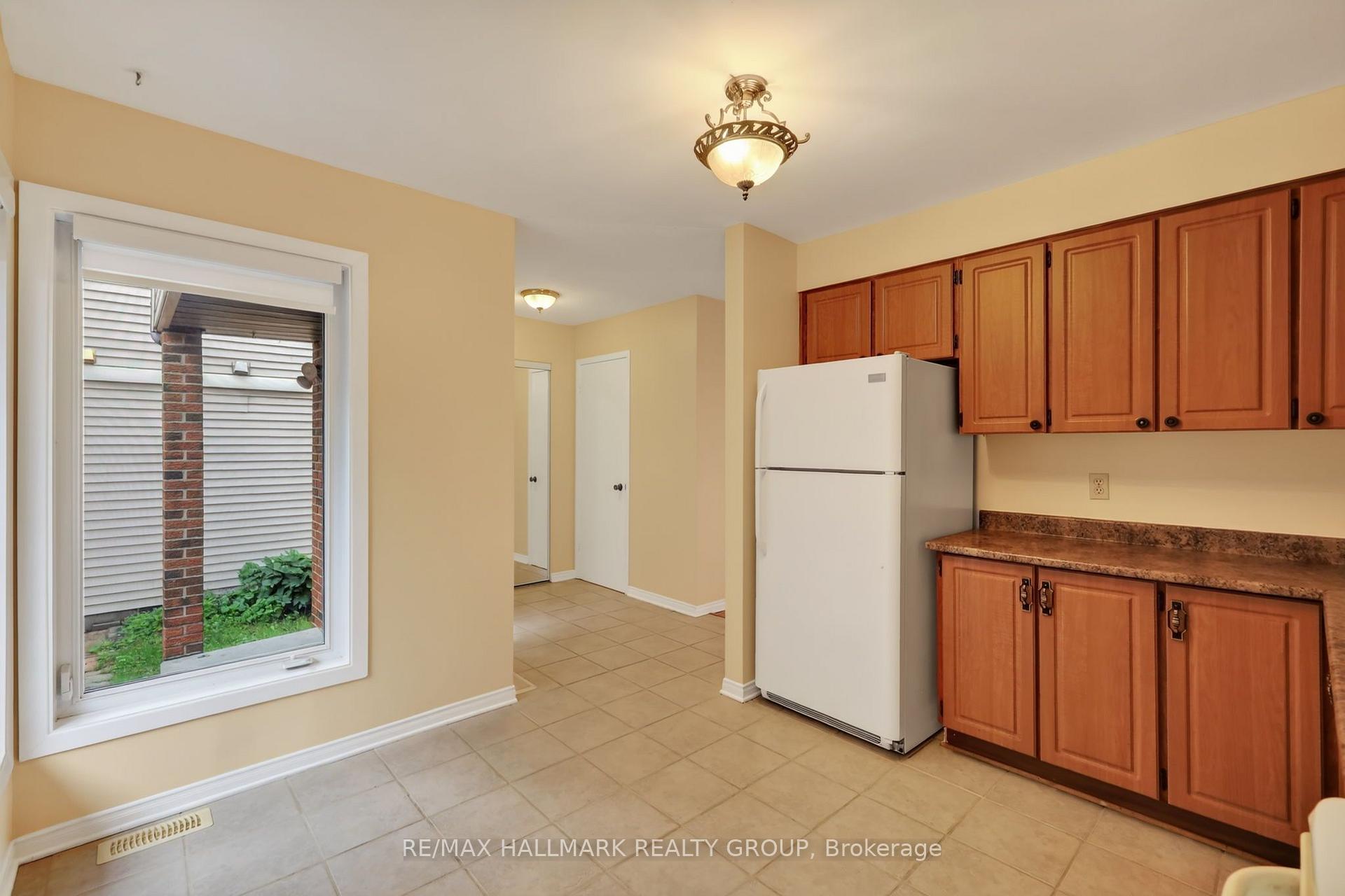Photo 9 of 704 Malibu Terrace, Ottawa, Courtland Park — HOMEH