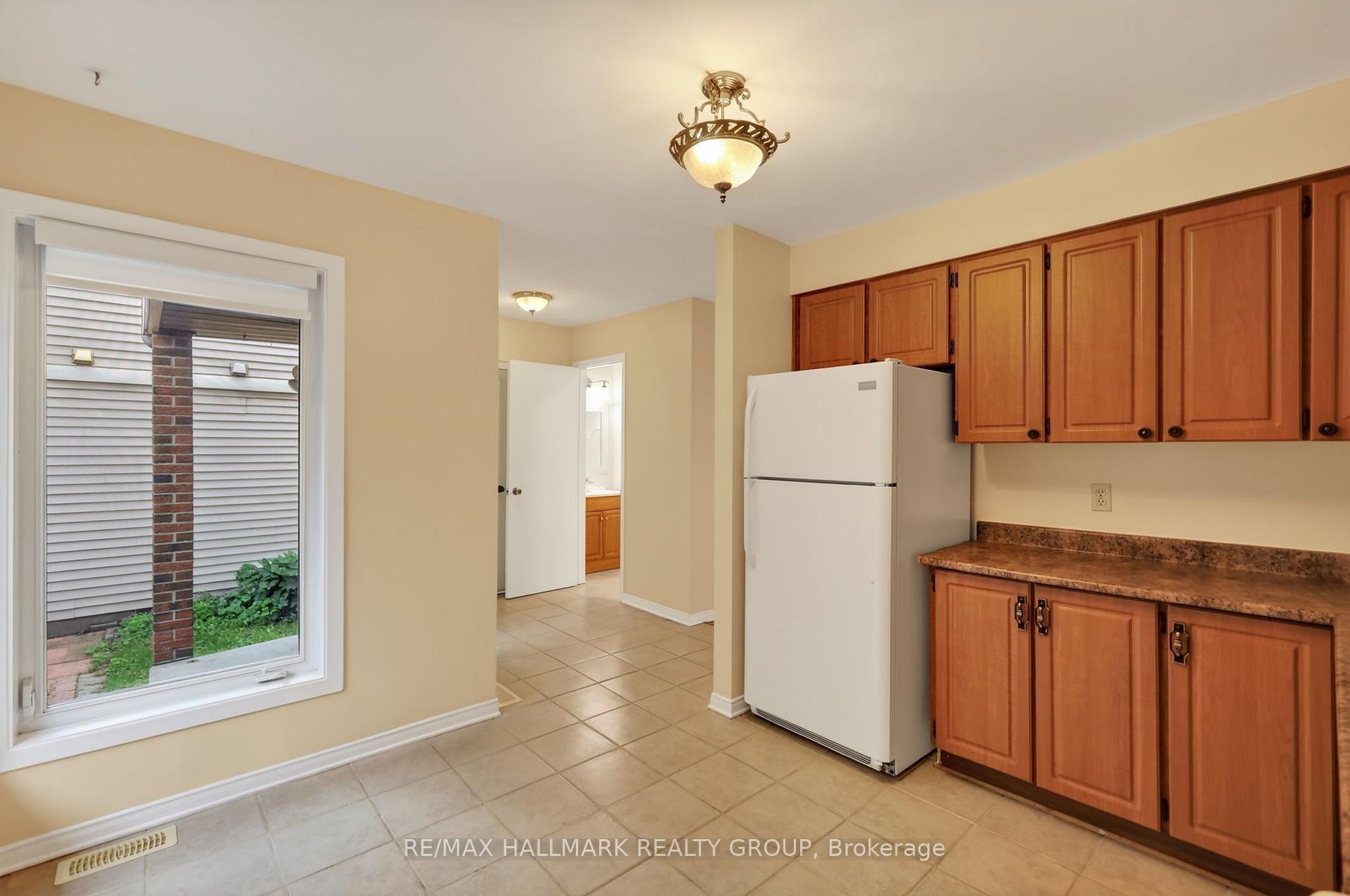Photo 12 of 704 Malibu Terrace, Ottawa, Courtland Park — HOMEH