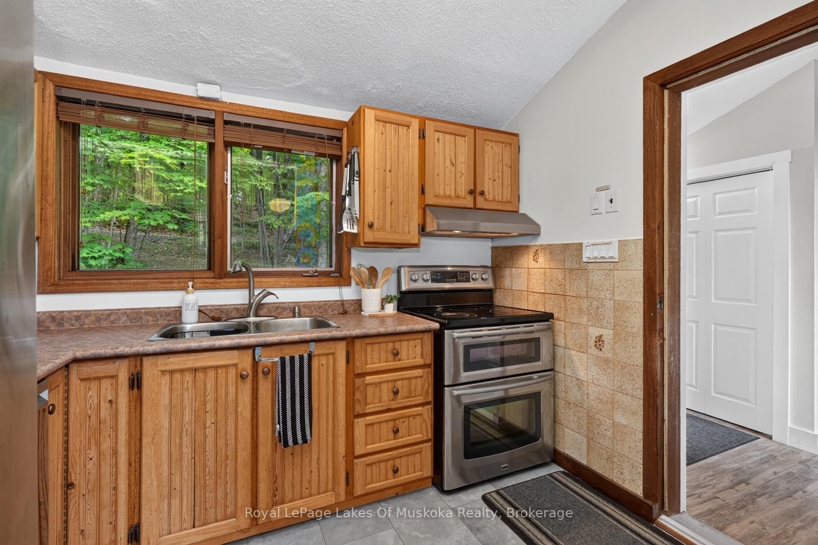 Photo 20 of 1008 Seven Dwarfs Crescent, Bracebridge, Oakley — HOMEH