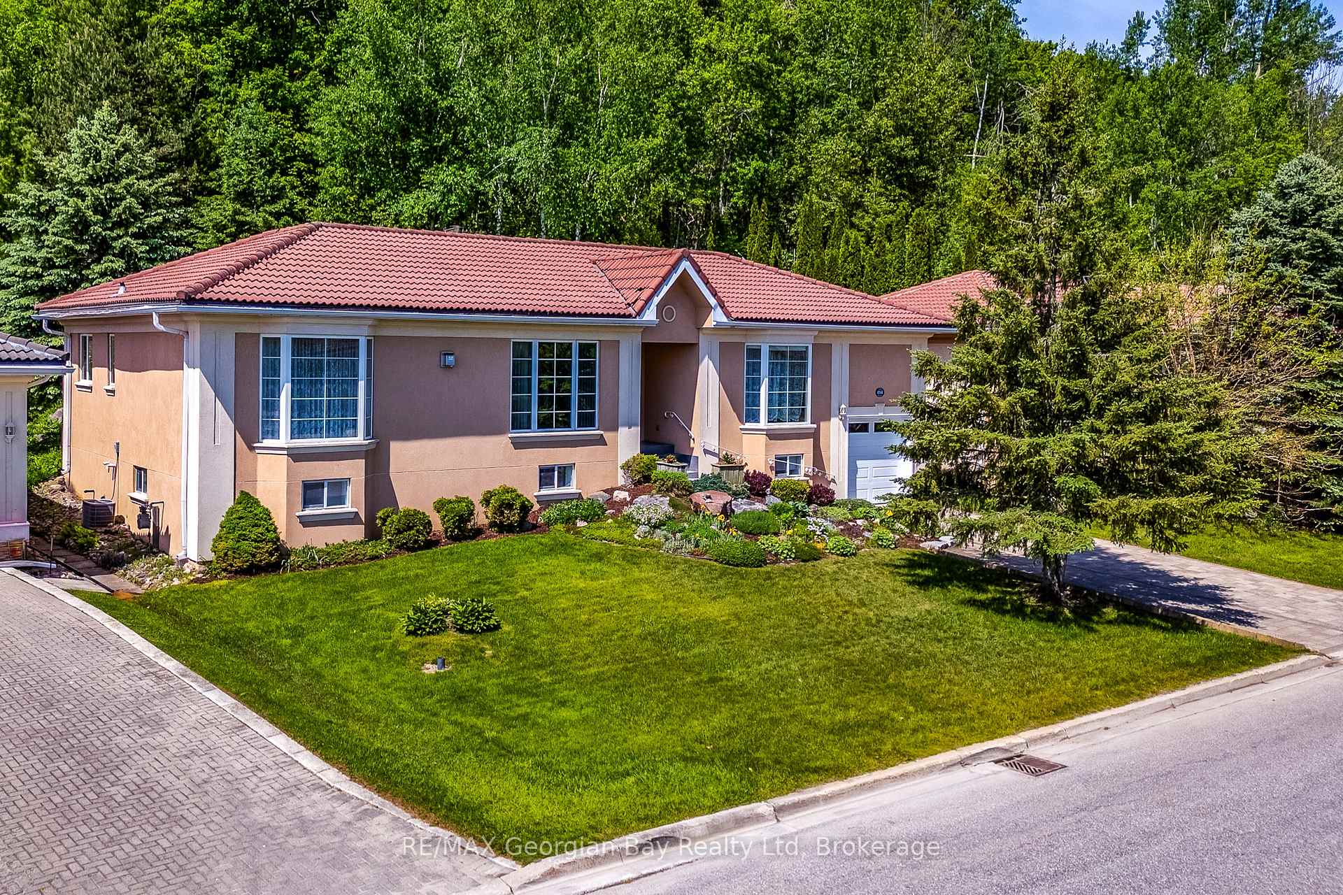 Photo 2 of 494 Aberdeen Boulevard, Midland — HOMEH