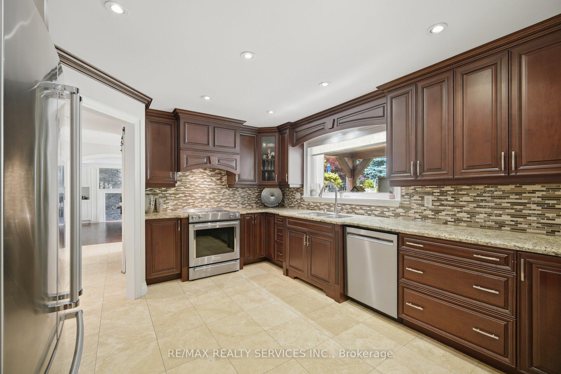 Photo 11 of 8 Ridgehill Drive, Brampton, Brampton South — HOMEH