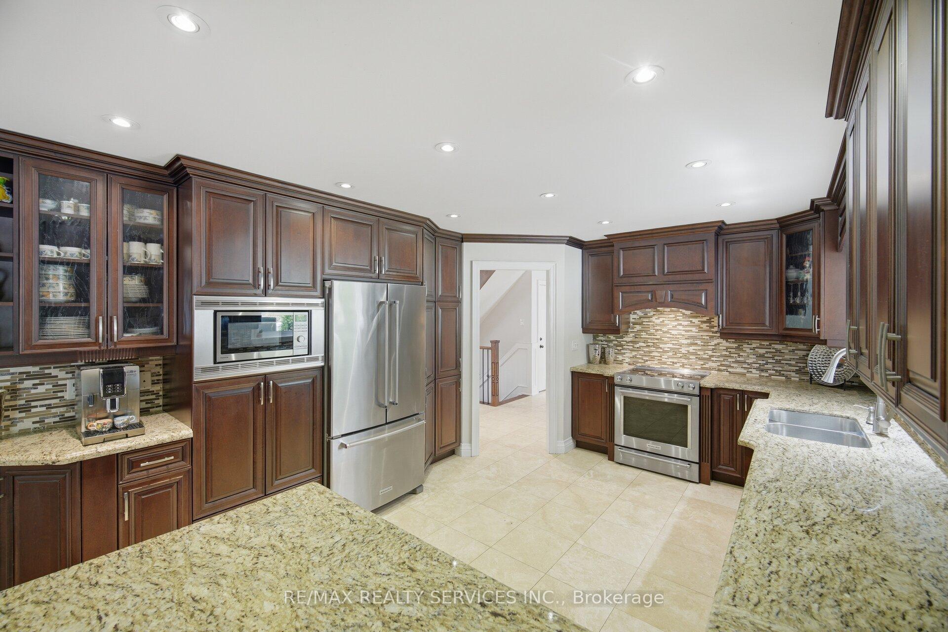 Photo 12 of 8 Ridgehill Drive, Brampton, Brampton South — HOMEH