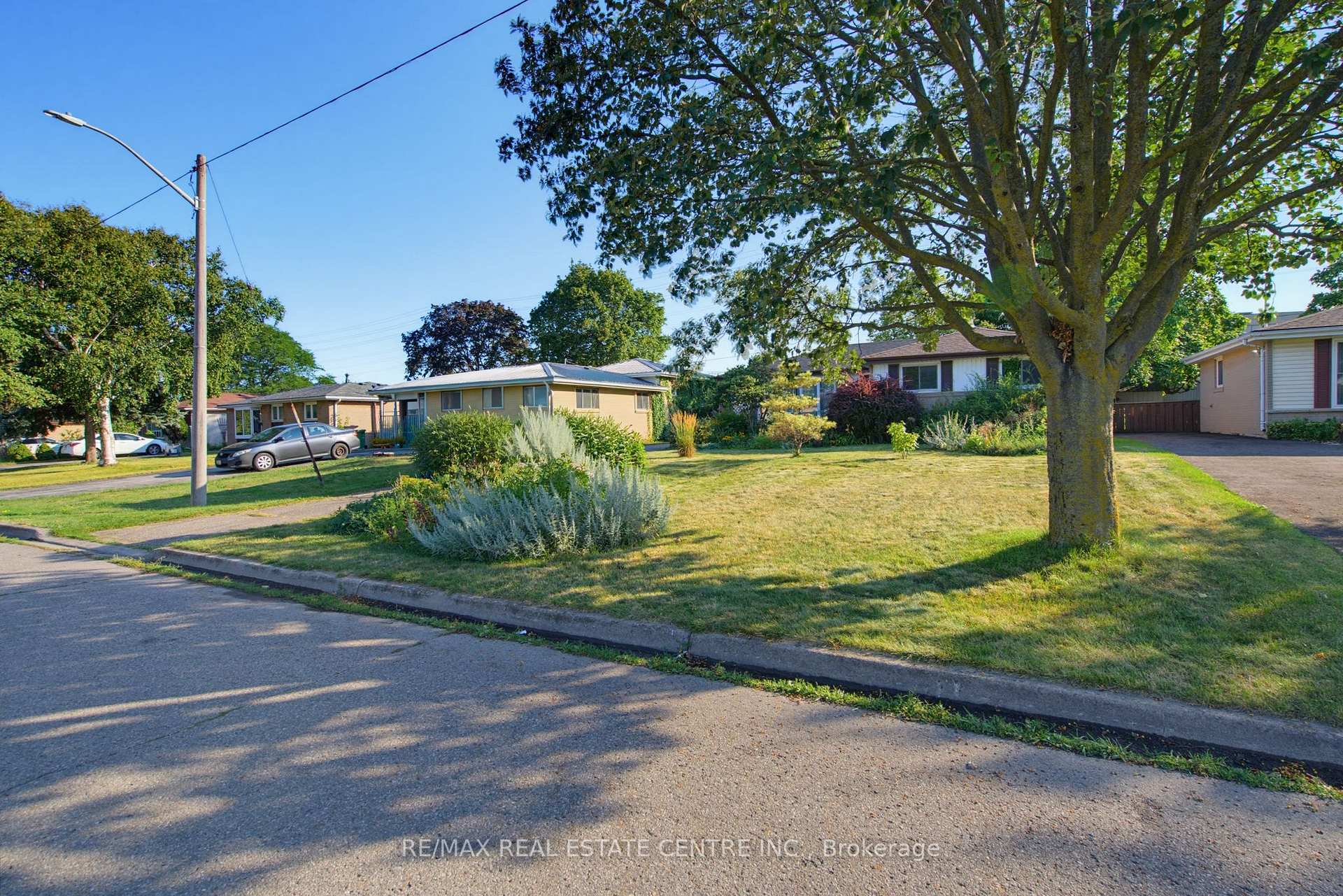 Photo 2 of 63 Brentwood Drive, Brampton, Avondale — HOMEH