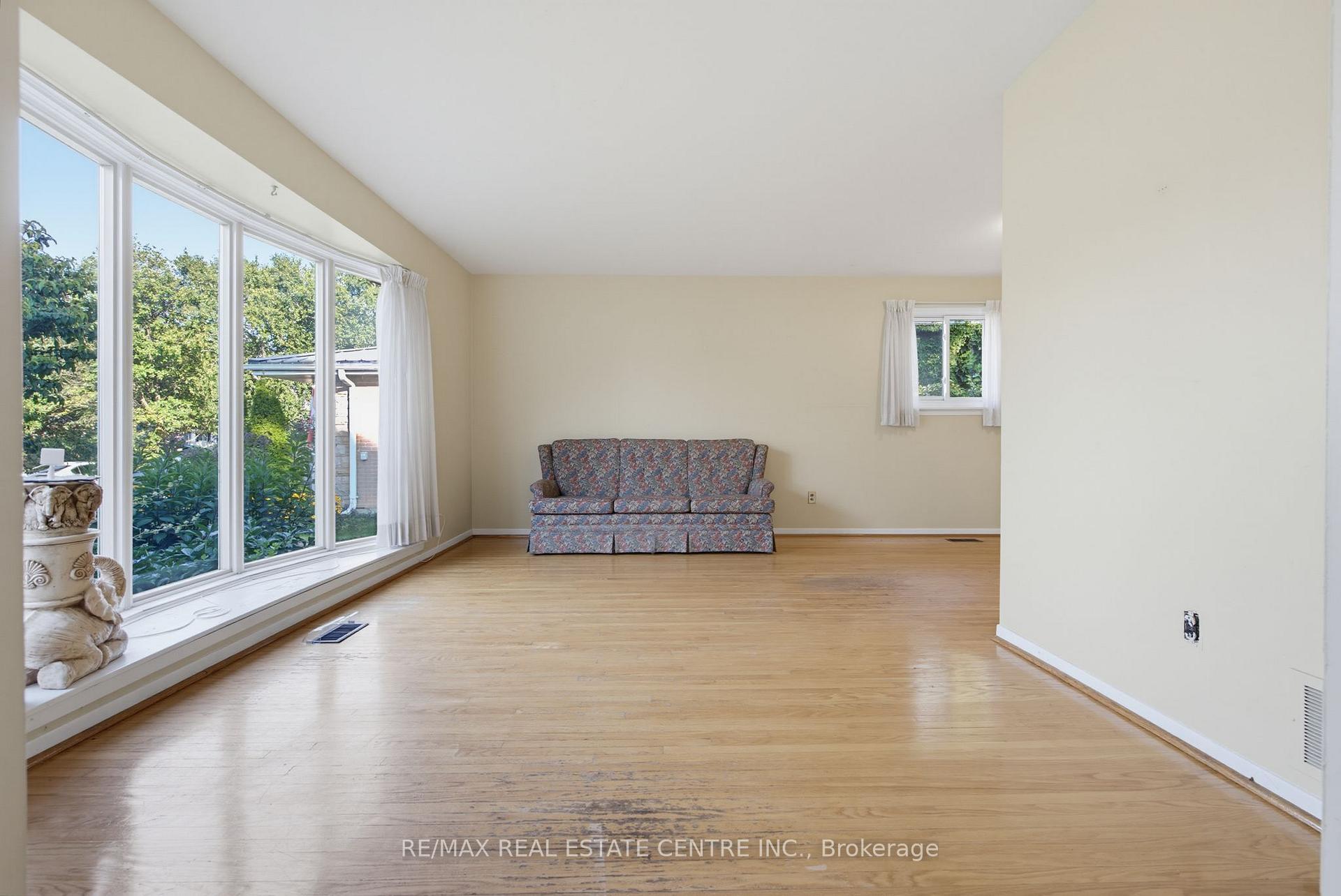 Photo 5 of 63 Brentwood Drive, Brampton, Avondale — HOMEH