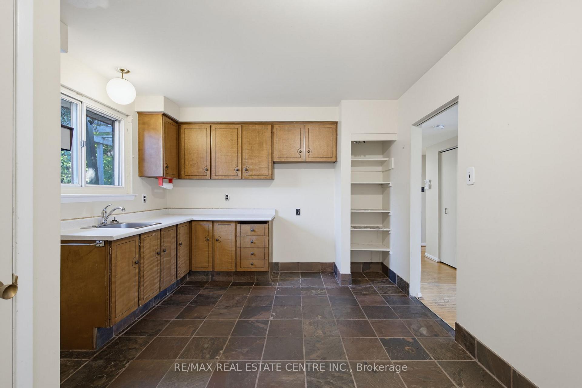 Photo 7 of 63 Brentwood Drive, Brampton, Avondale — HOMEH